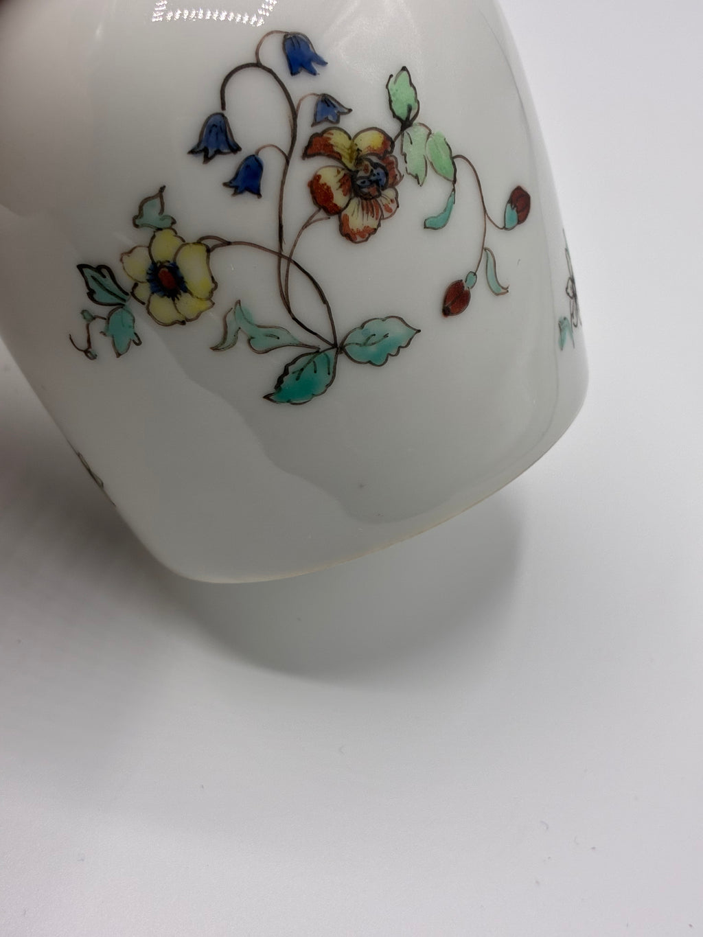 Flacon en porcelaine décoré à la main à Chantilly – Style Kakiemon – Bouchon fond écaille vert