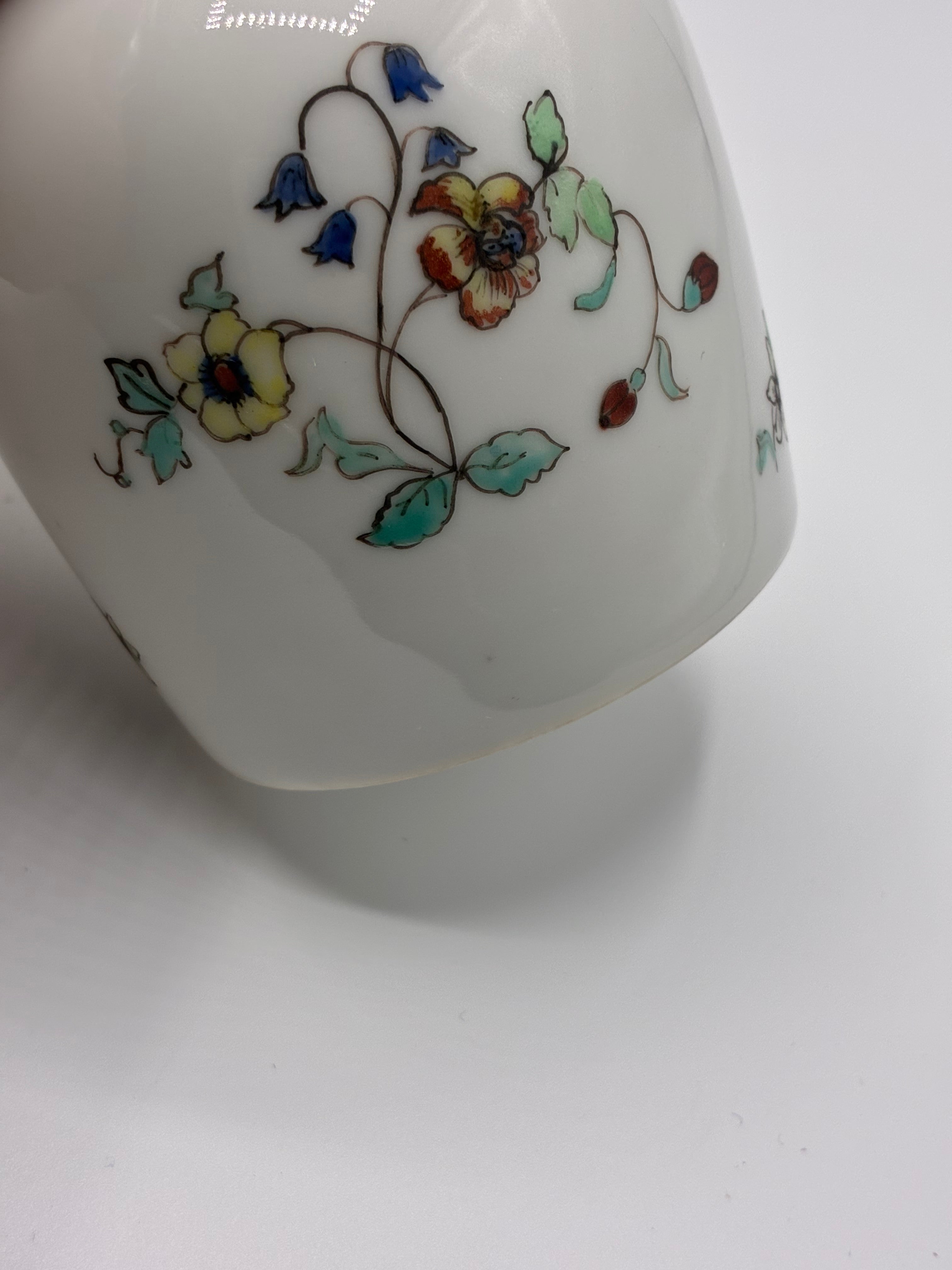 Flacon en porcelaine décoré à la main à Chantilly – Style Kakiemon – Bouchon fond écaille vert