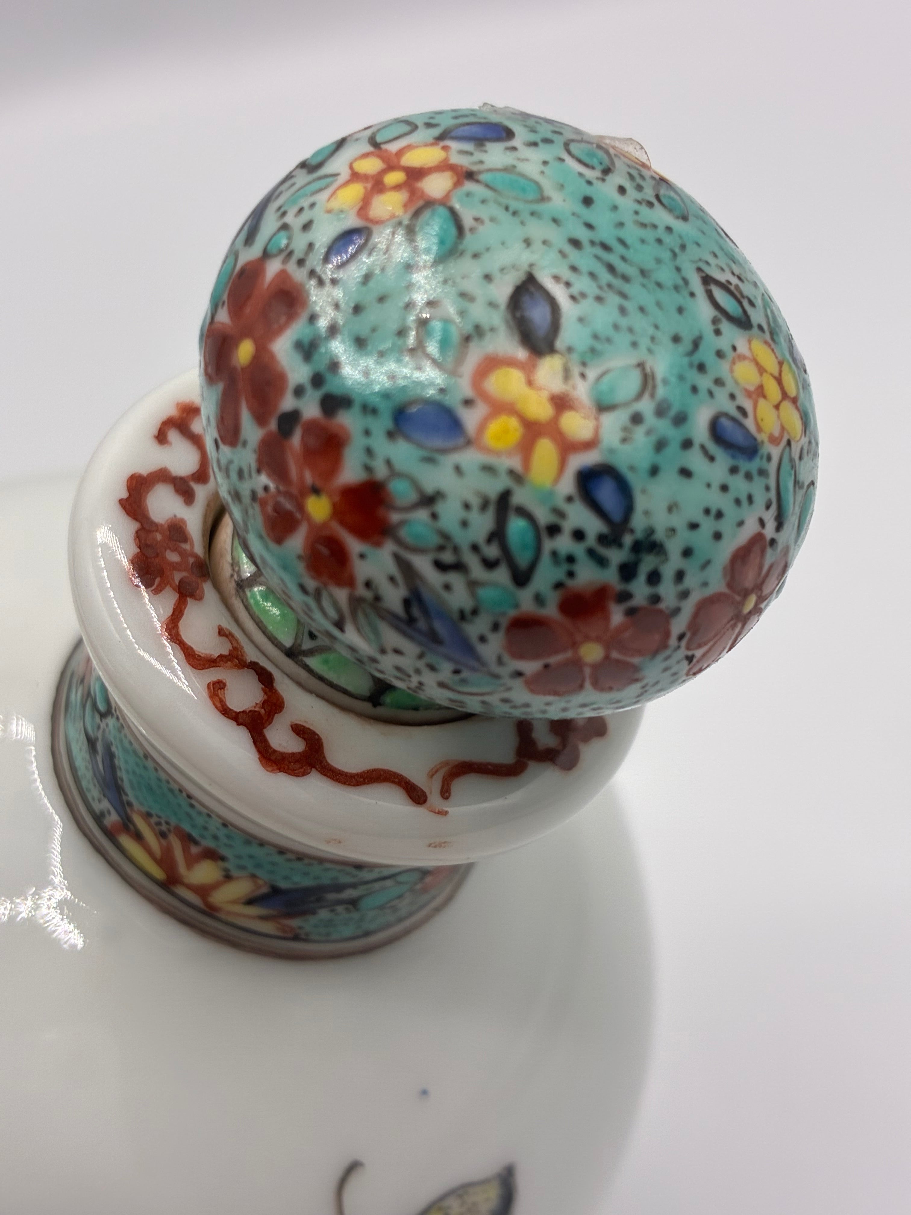 Flacon en porcelaine décoré à la main à Chantilly – Style Kakiemon – Bouchon fond écaille vert