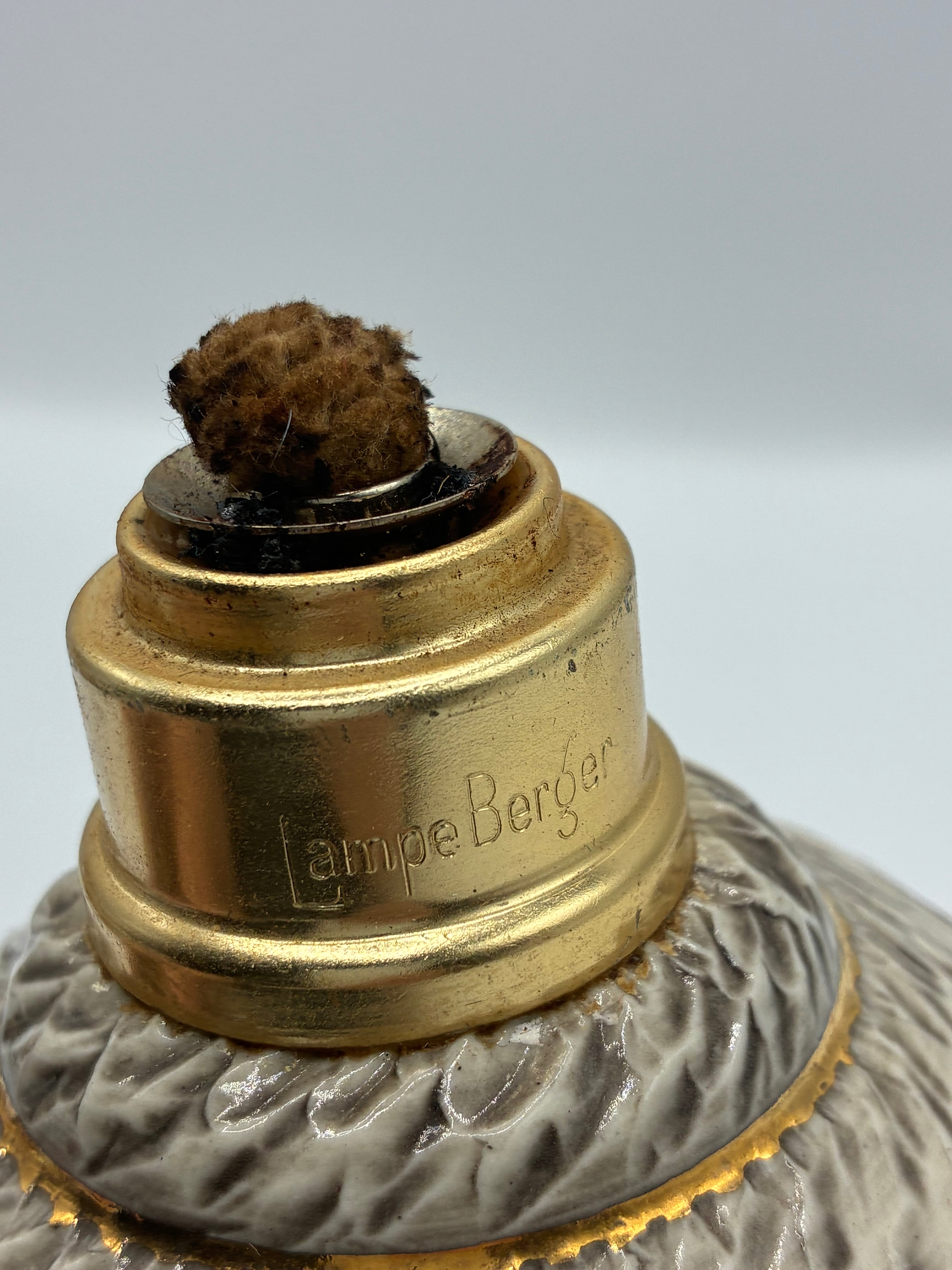 Lampe Berger en grès d'art signée B.O. Breugnot – Décor graphique arabesques dorées – Années 70