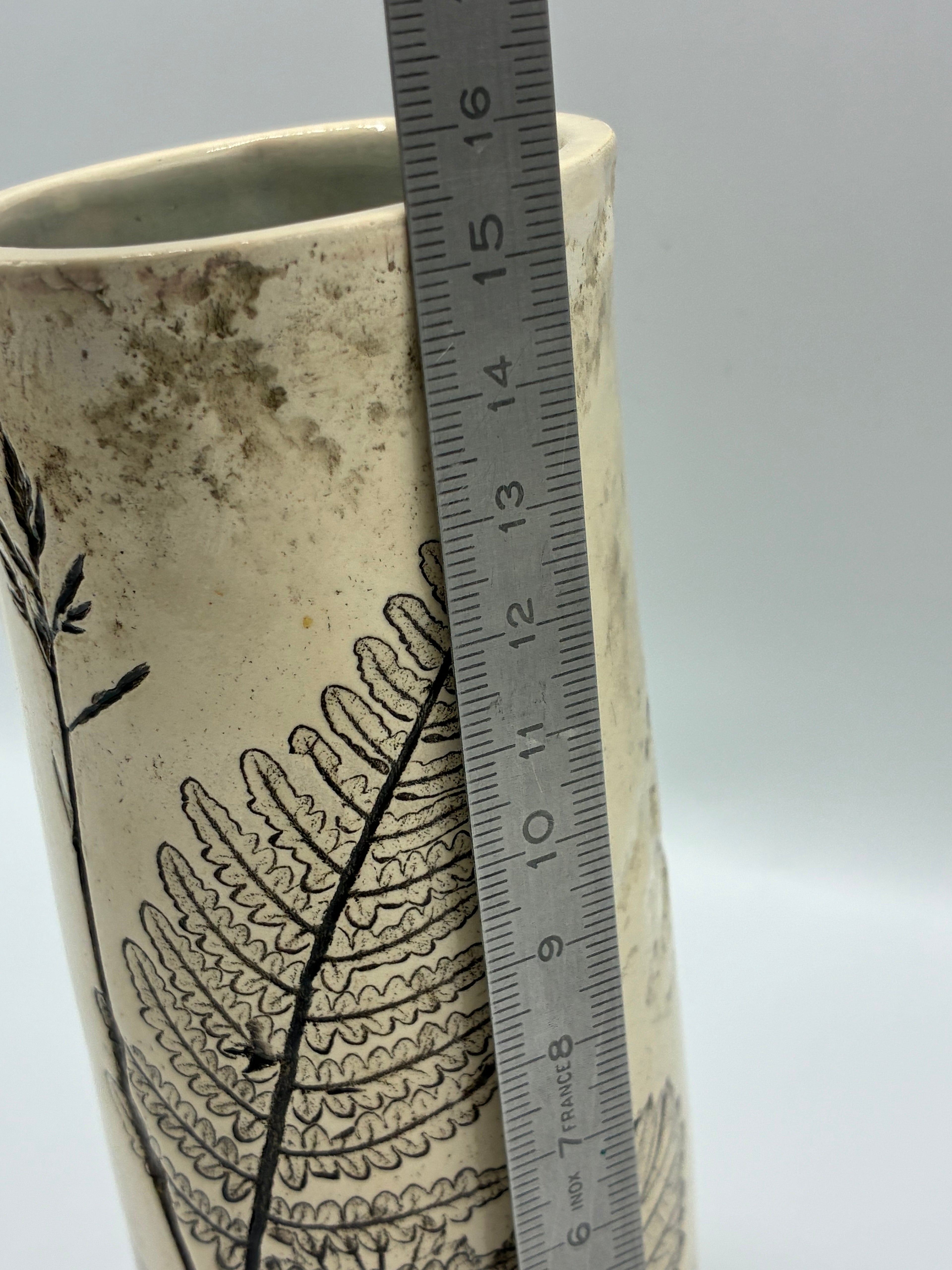 Vase céramique signé Biscarrosse – Décor botanique fougères et graminées