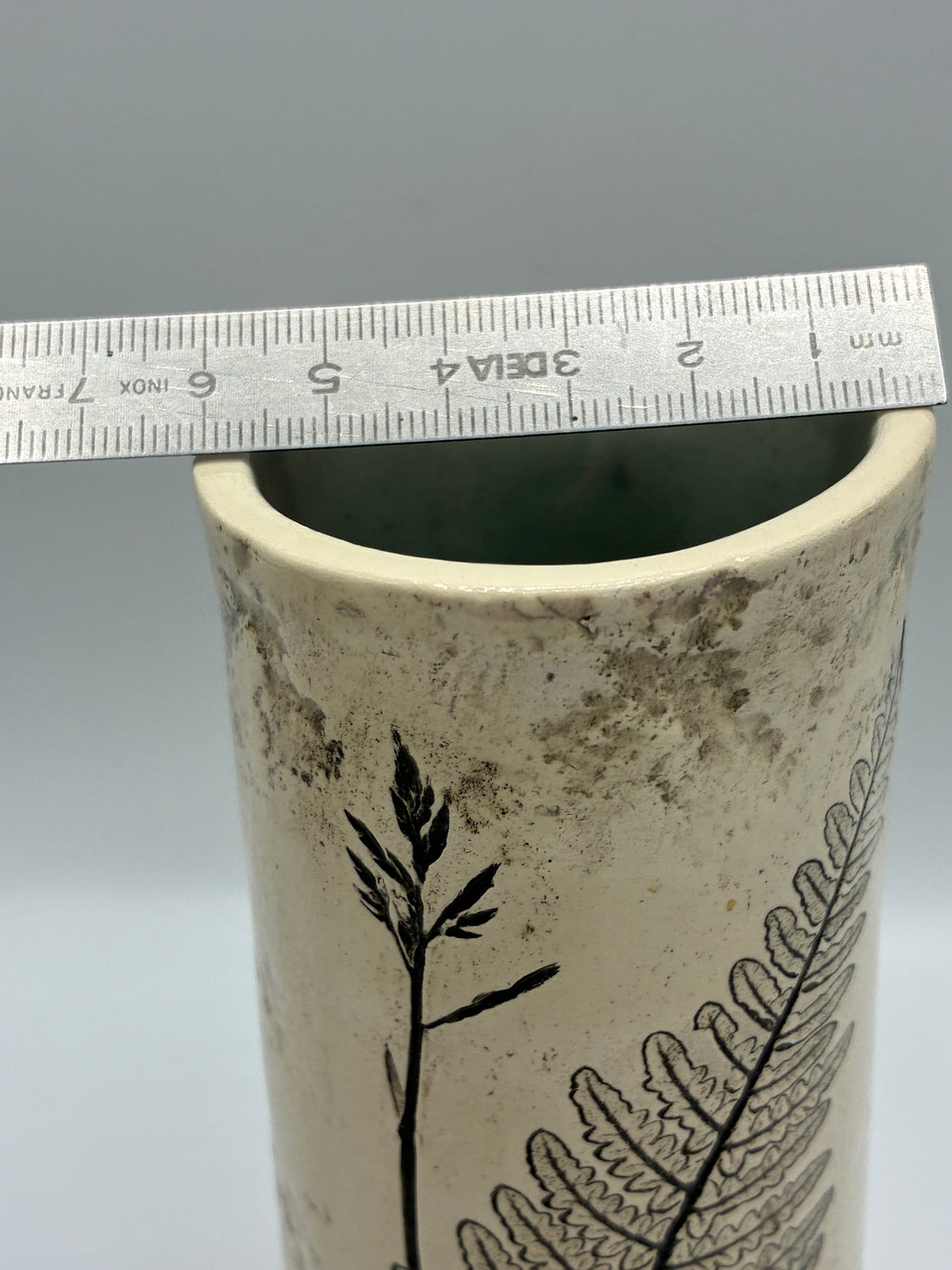 Vase céramique signé Biscarrosse – Décor botanique fougères et graminées