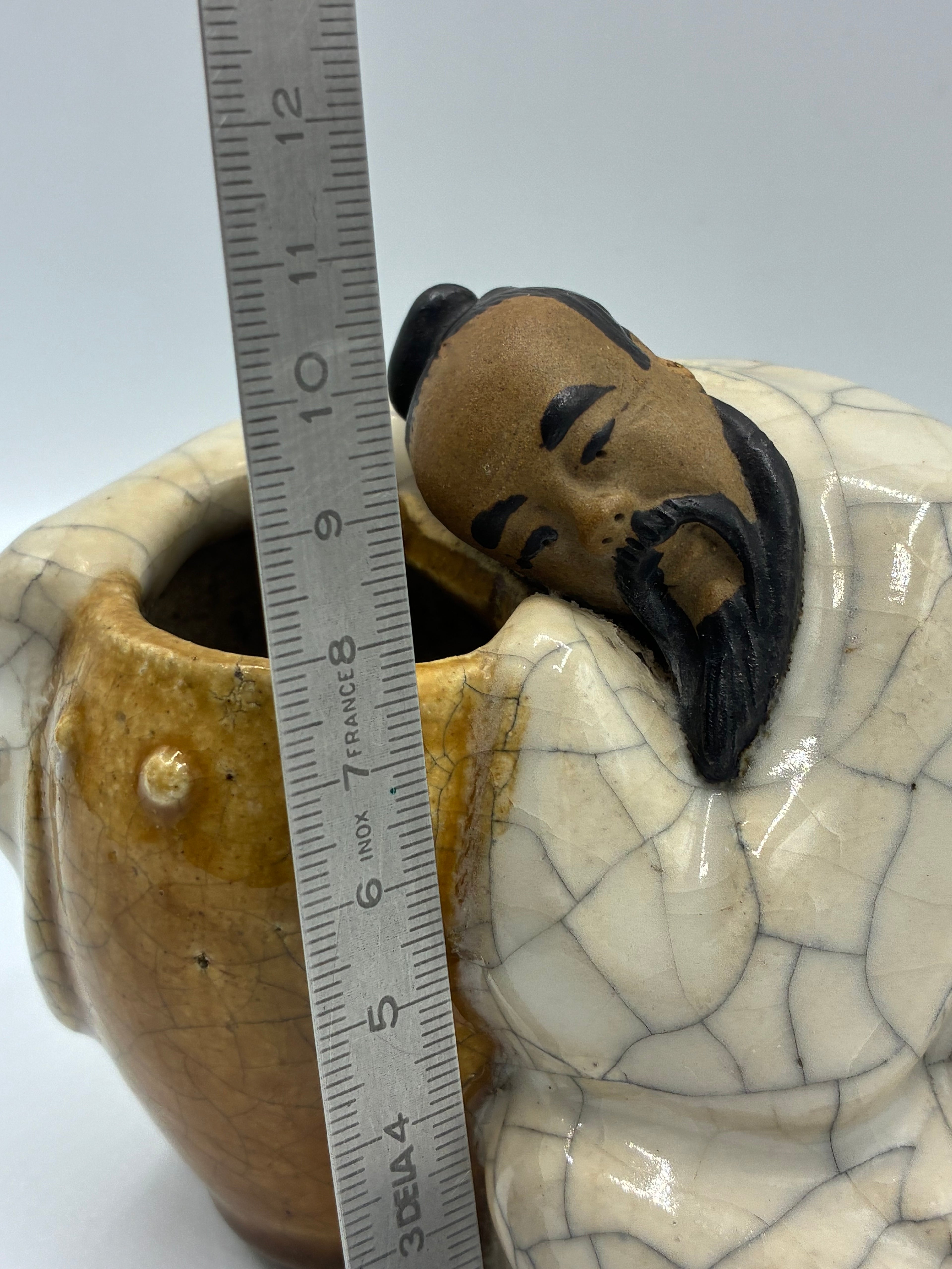 Statuette chinoise Shiwan – Sage lettré en grès craquellé