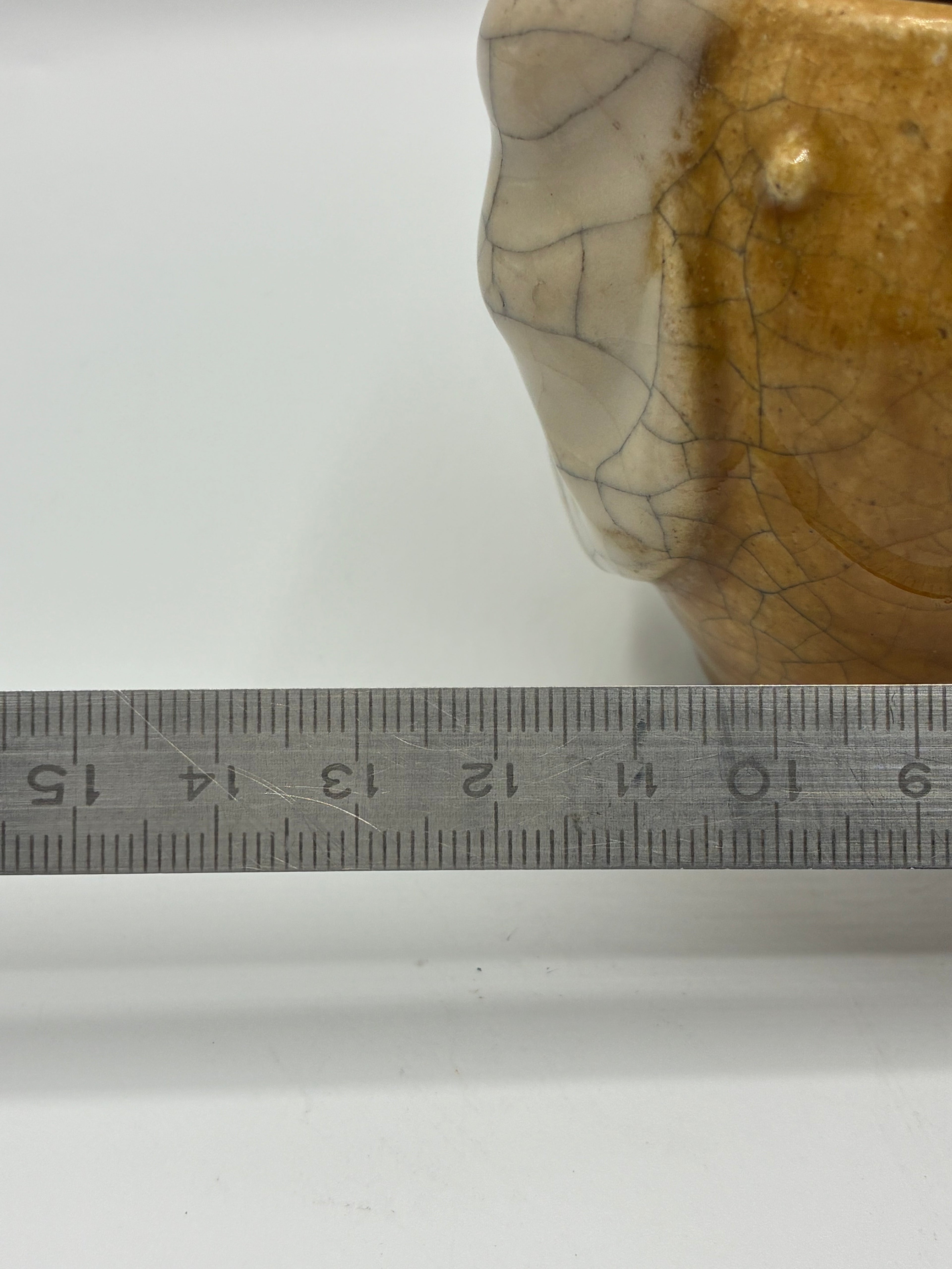 Statuette chinoise Shiwan – Sage lettré en grès craquellé