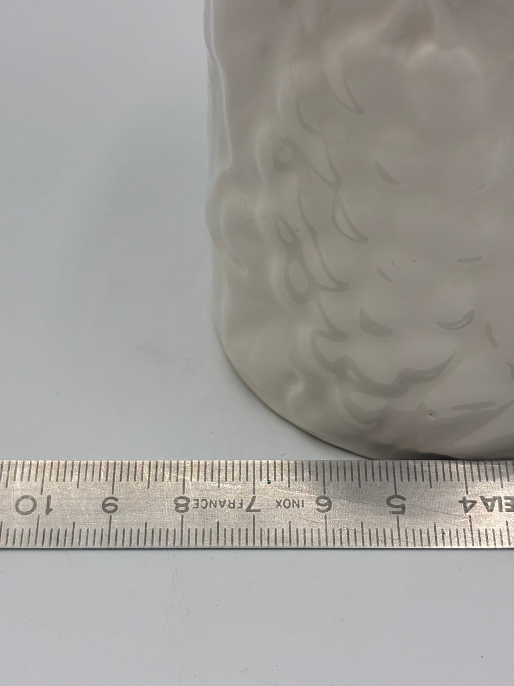 Pot couvert en céramique blanche – Relief feuillages et baies – Esprit maison de campagne