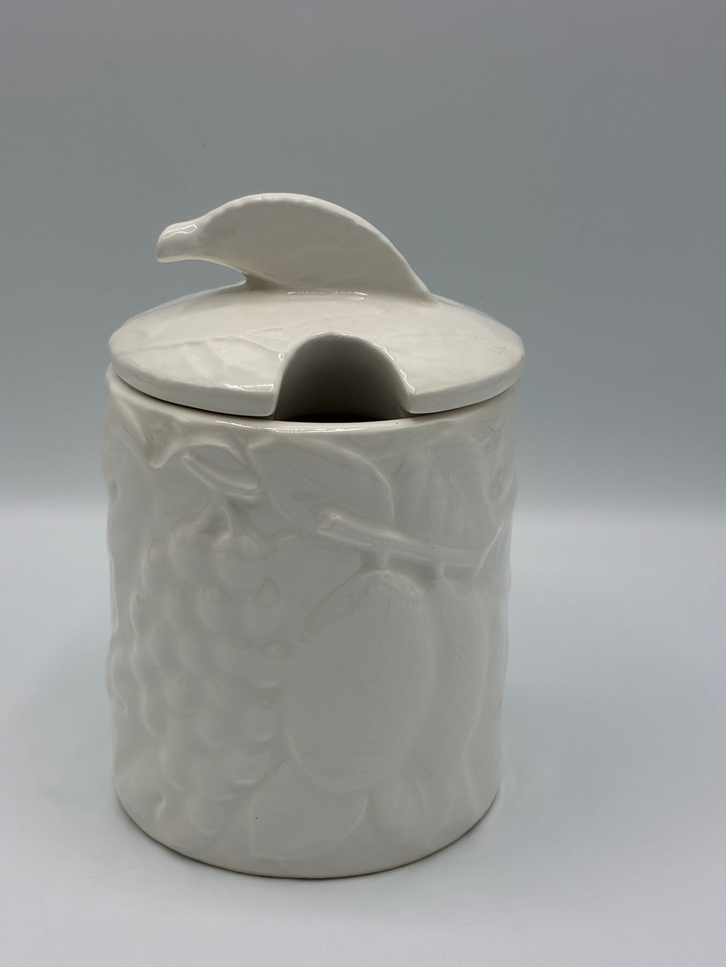 Pot couvert en céramique blanche – Relief feuillages et baies – Esprit maison de campagne