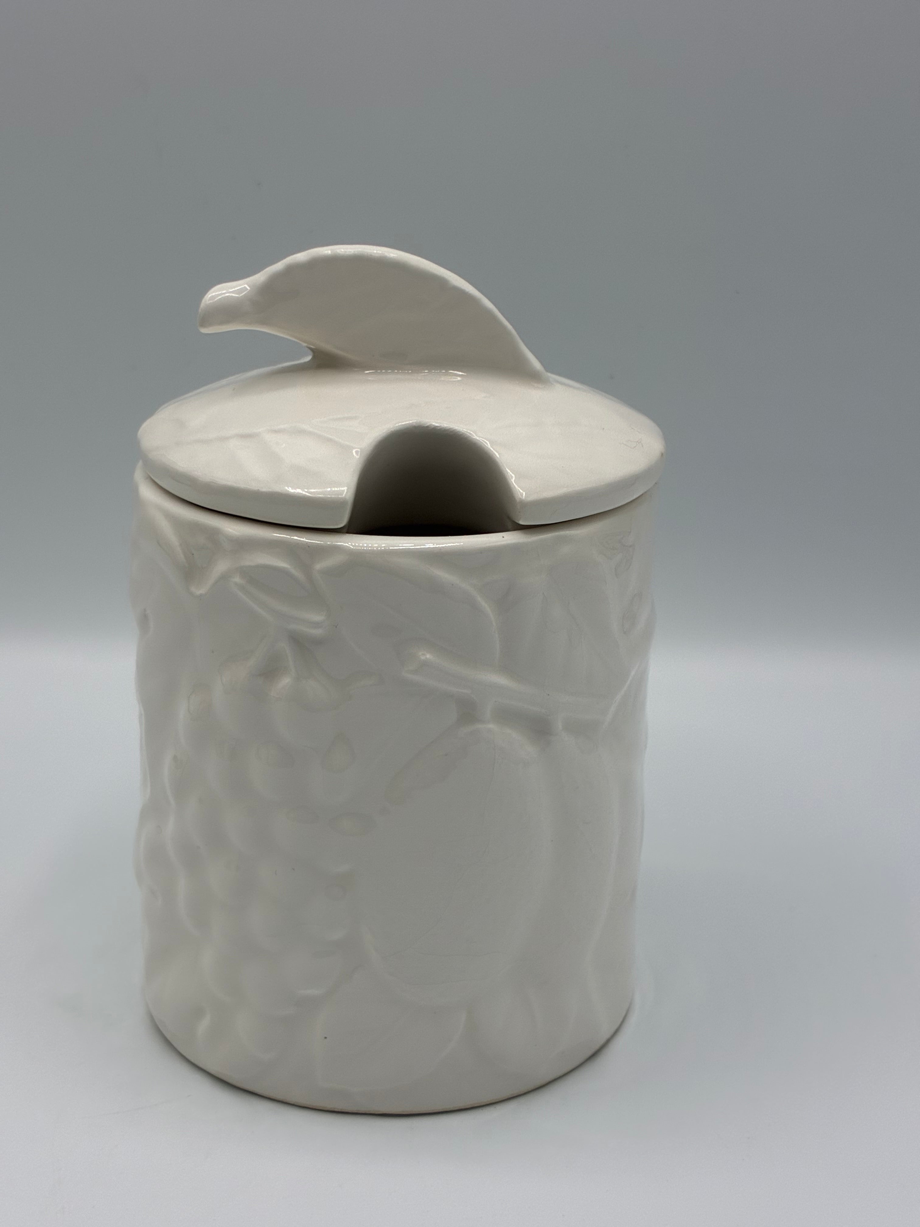Pot couvert en céramique blanche – Relief feuillages et baies – Esprit maison de campagne