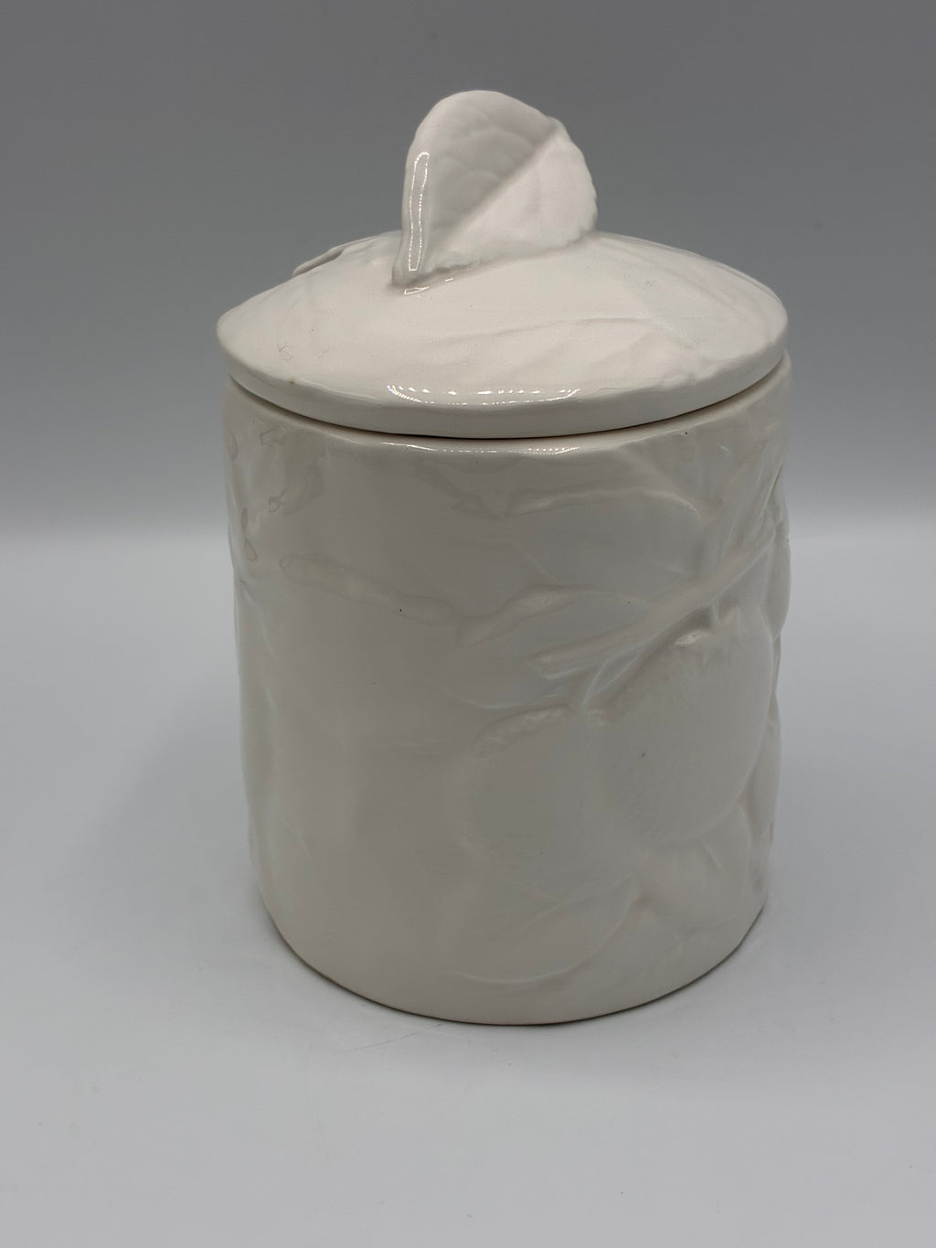 Pot couvert en céramique blanche – Relief feuillages et baies – Esprit maison de campagne
