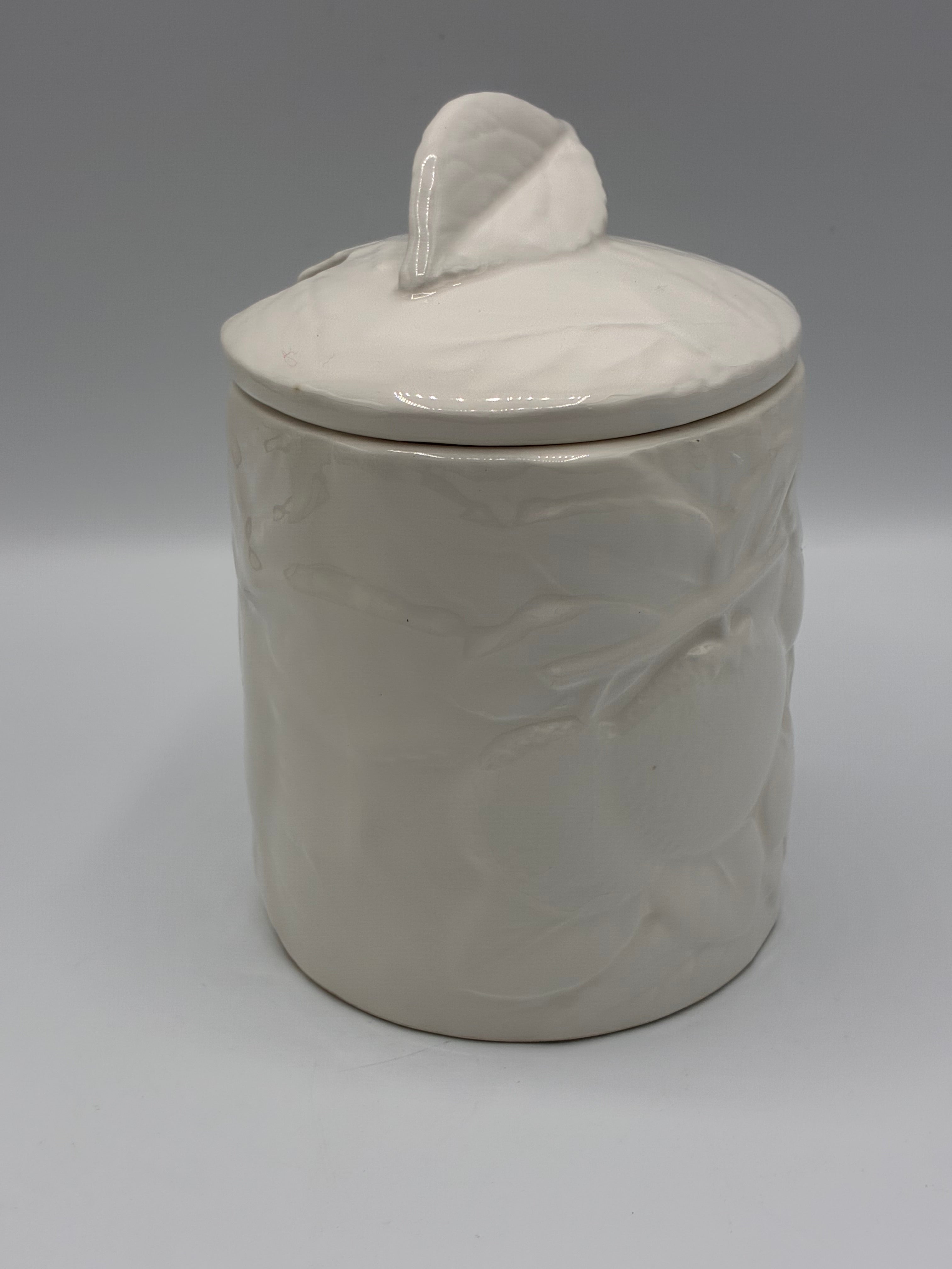 Pot couvert en céramique blanche – Relief feuillages et baies – Esprit maison de campagne