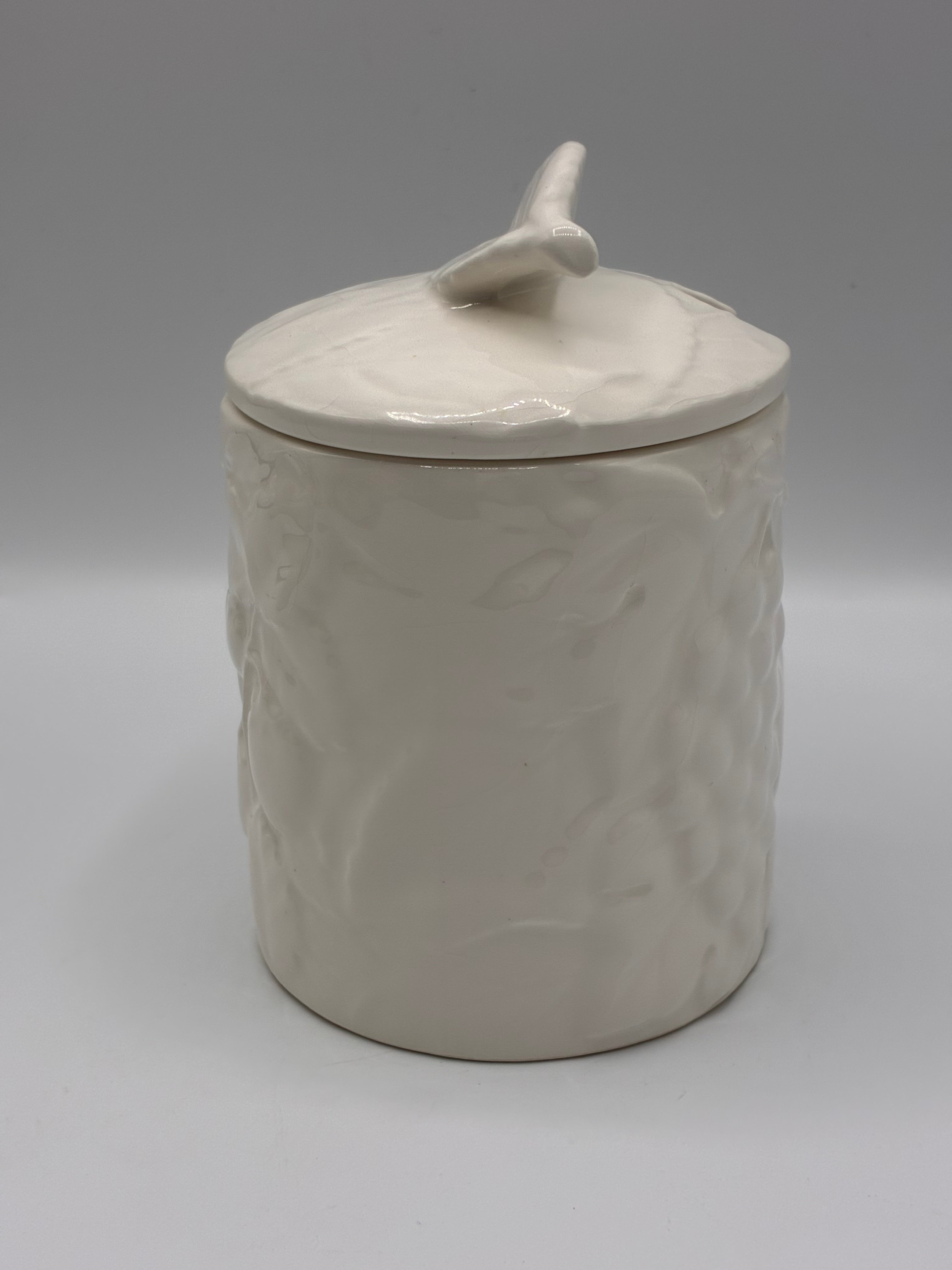 Pot couvert en céramique blanche – Relief feuillages et baies – Esprit maison de campagne