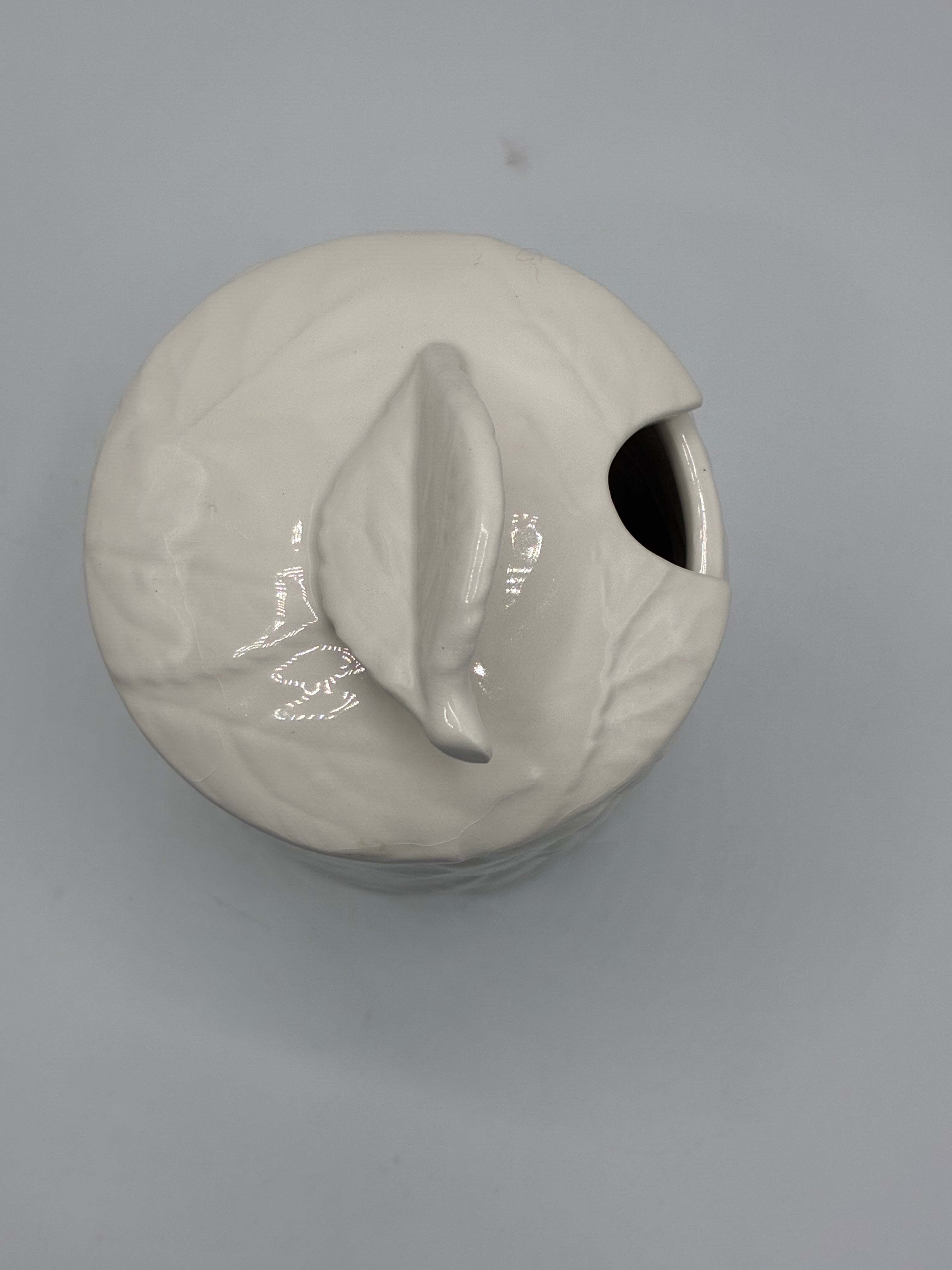 Pot couvert en céramique blanche – Relief feuillages et baies – Esprit maison de campagne