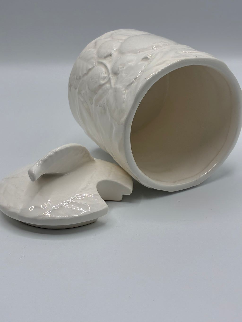 Pot couvert en céramique blanche – Relief feuillages et baies – Esprit maison de campagne