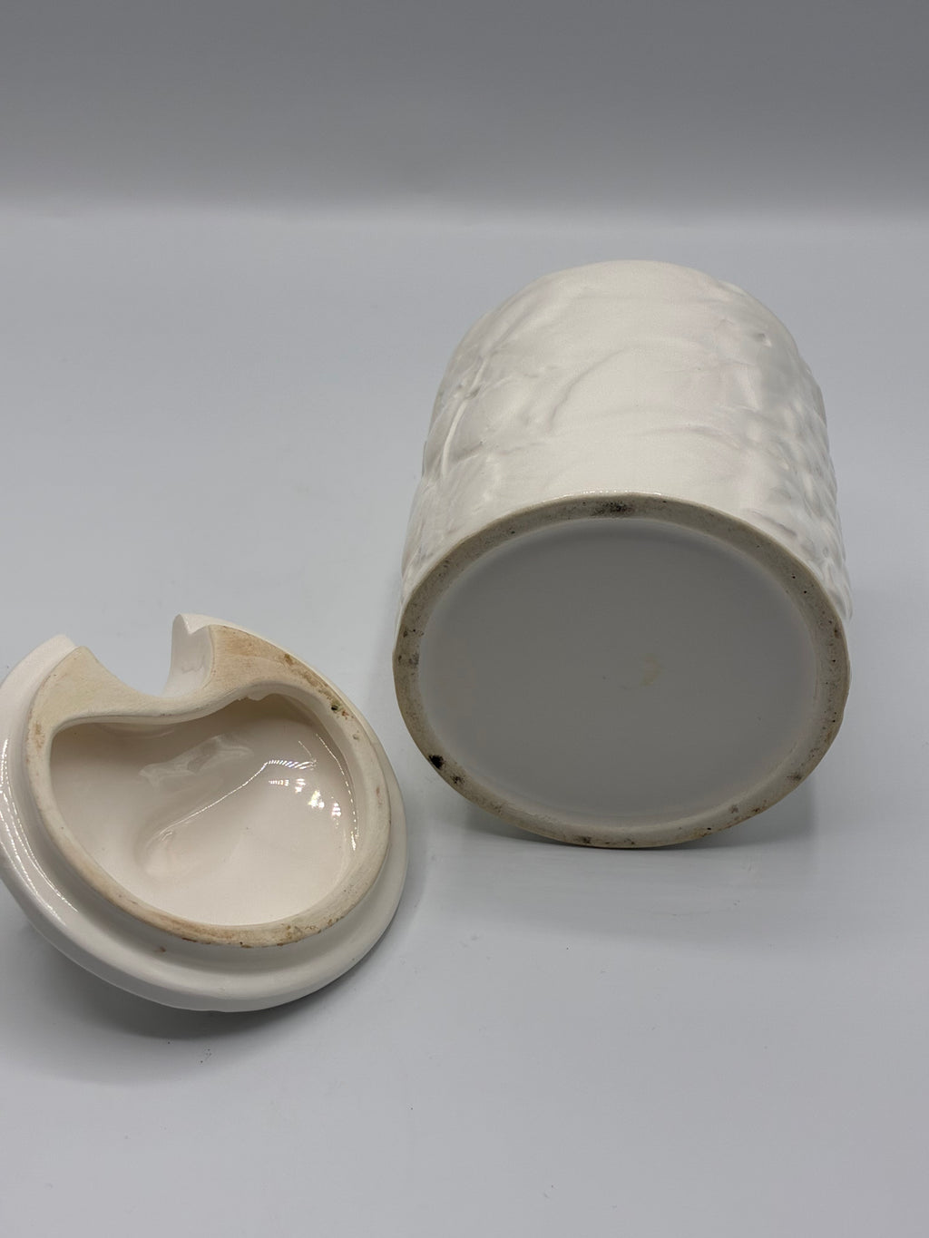 Pot couvert en céramique blanche – Relief feuillages et baies – Esprit maison de campagne