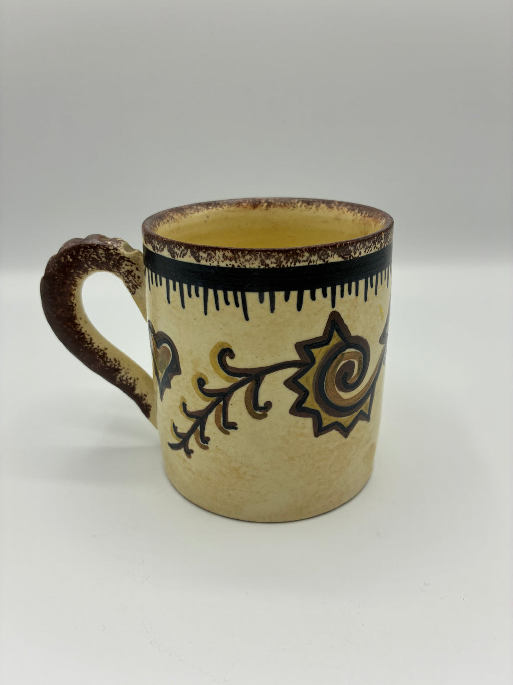 Mug en faïence de Quimper – Décor géométrique et stylise – Signé P. Fouillen