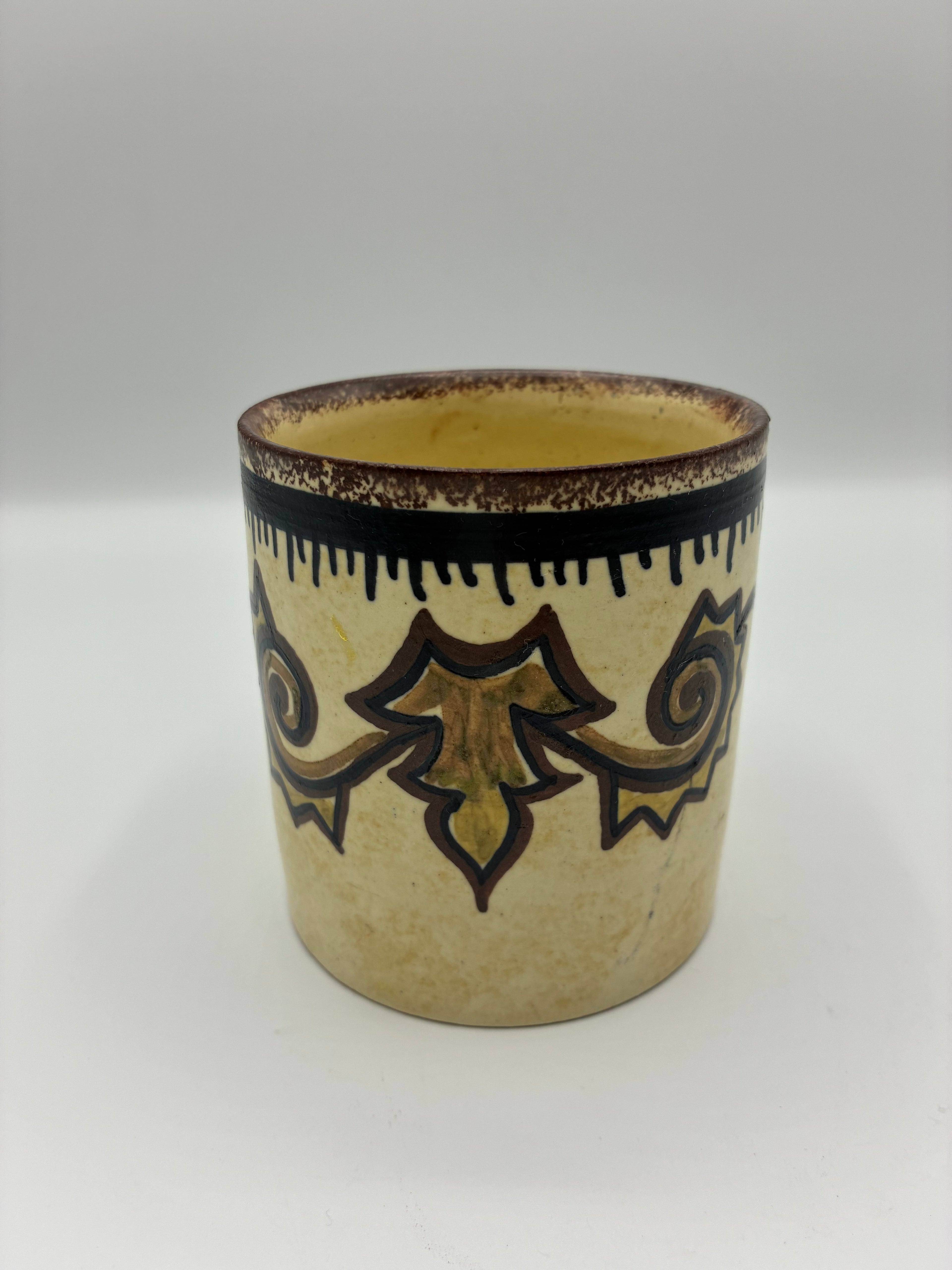 Mug en faïence de Quimper – Décor géométrique et stylise – Signé P. Fouillen