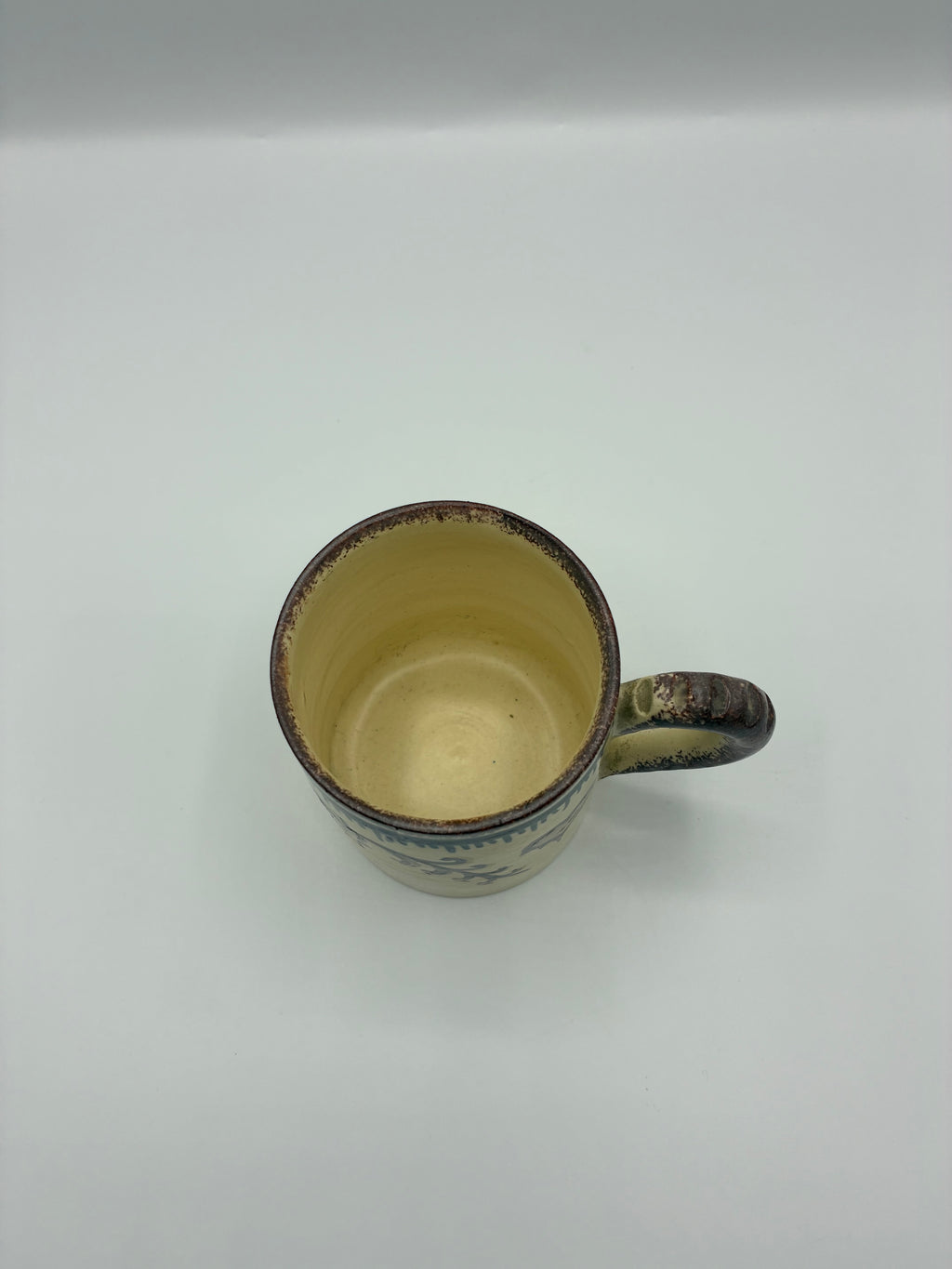 Mug en faïence de Quimper – Décor géométrique et stylise – Signé P. Fouillen