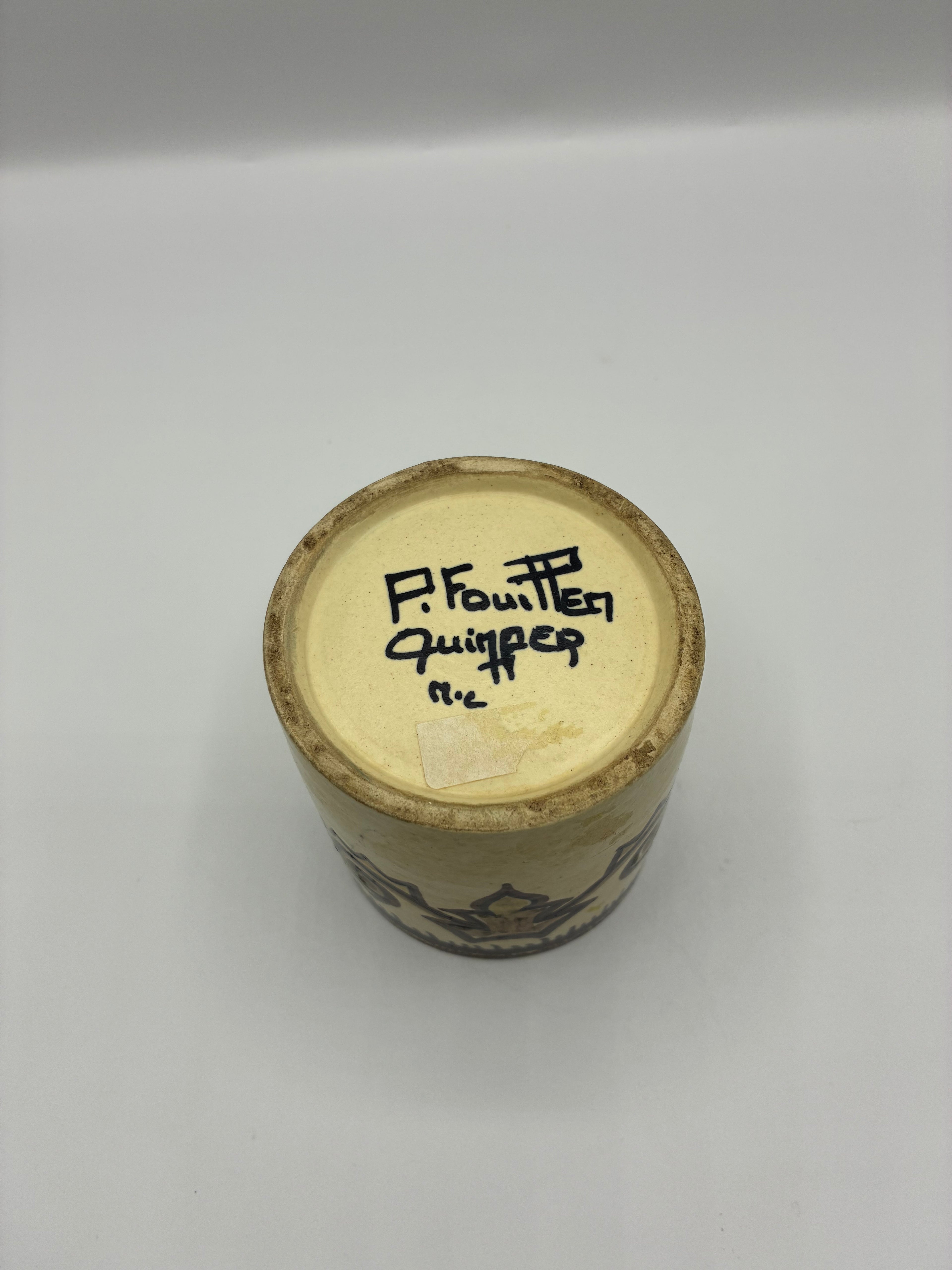 Mug en faïence de Quimper – Décor géométrique et stylise – Signé P. Fouillen