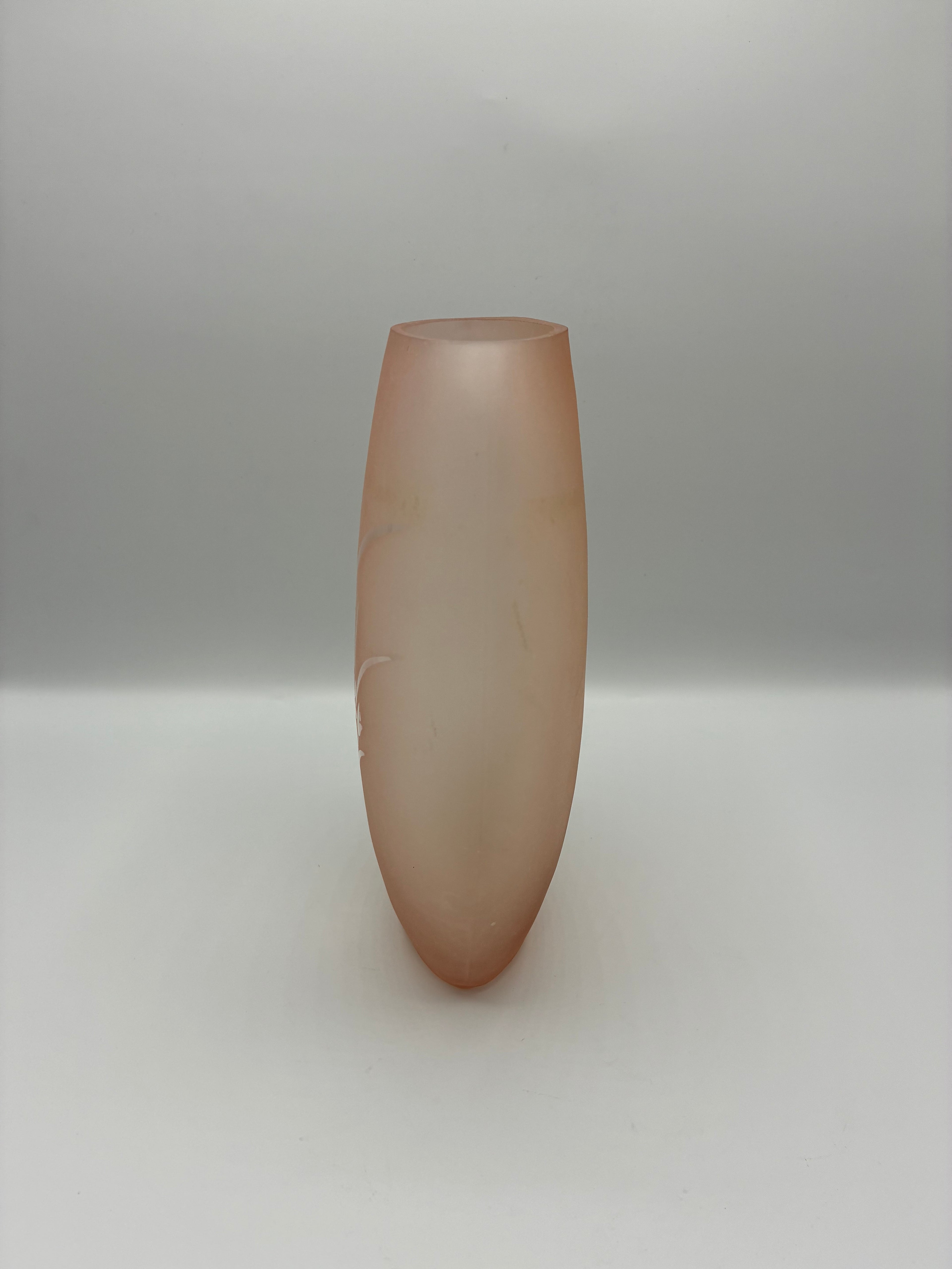 Vase verre satiné rose poudré Bergère de France – Décor gravé végétal