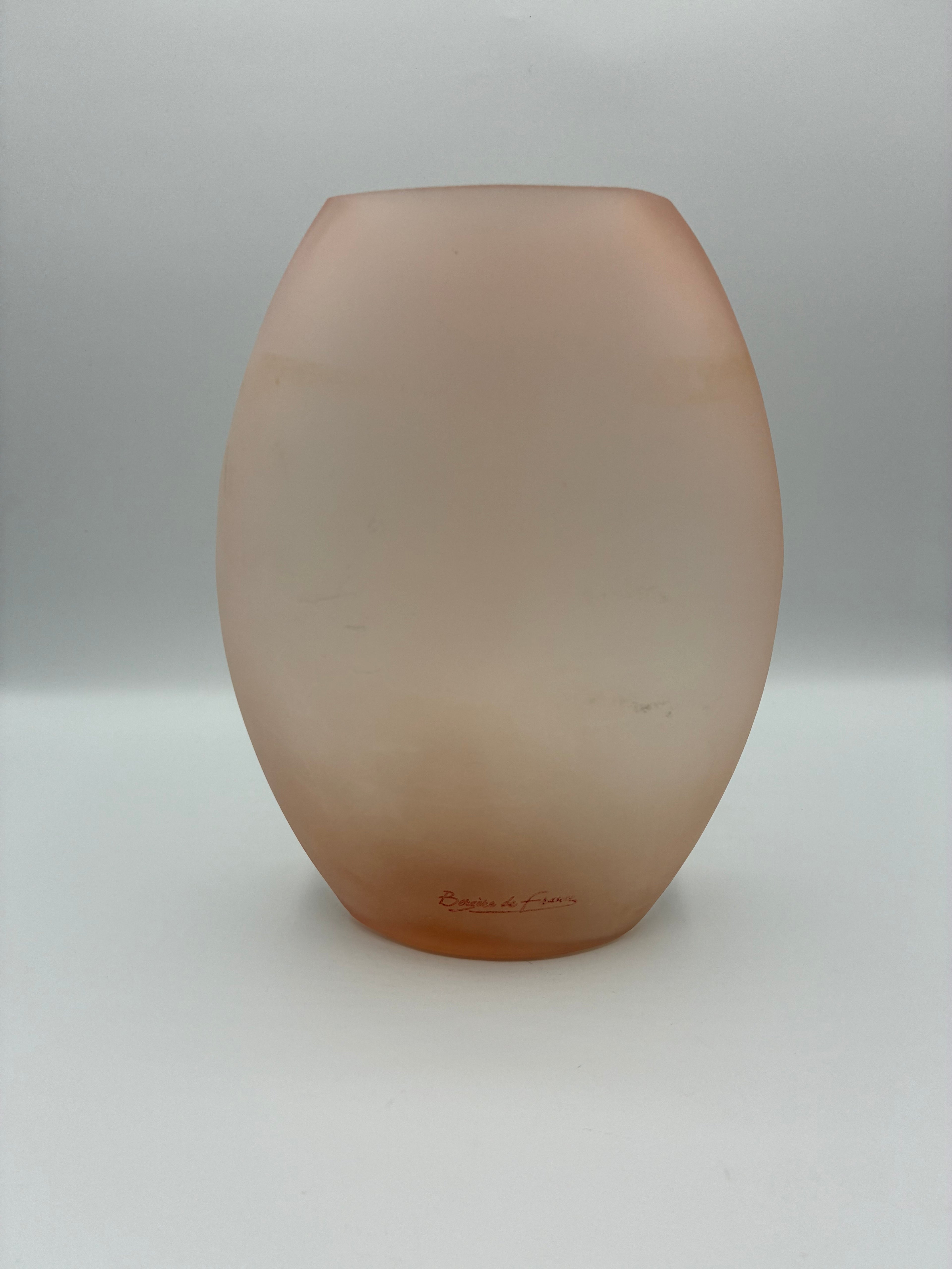 Vase verre satiné rose poudré Bergère de France – Décor gravé végétal