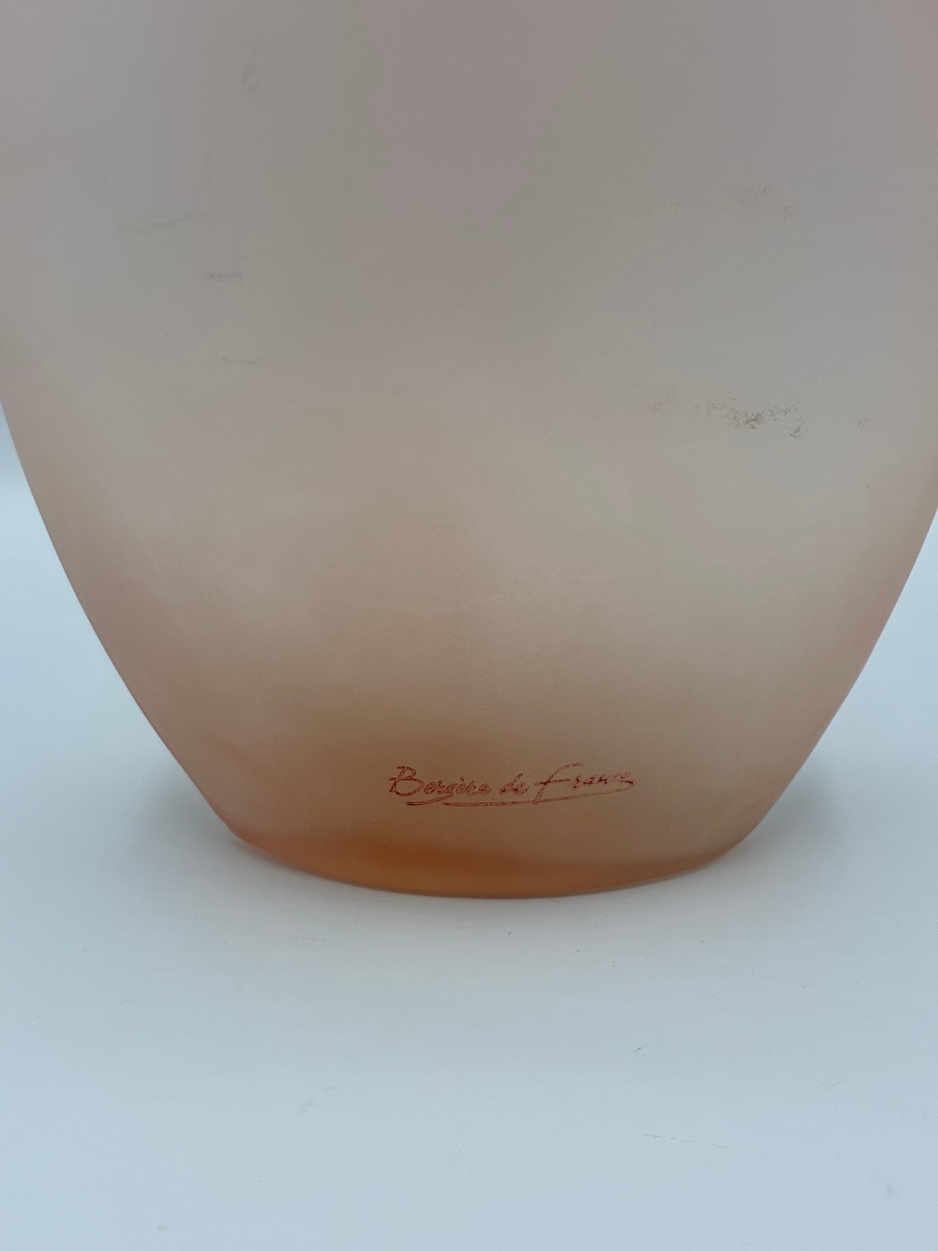 Vase verre satiné rose poudré Bergère de France – Décor gravé végétal