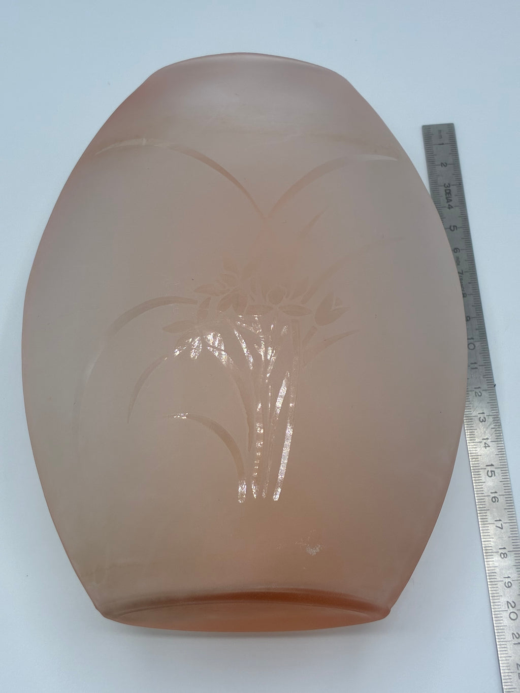 Vase verre satiné rose poudré Bergère de France – Décor gravé végétal