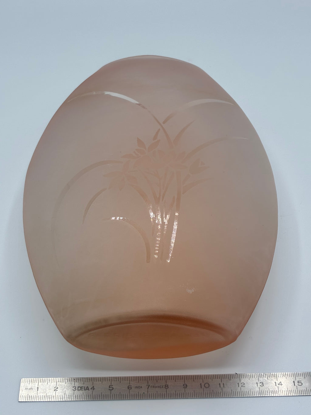 Vase verre satiné rose poudré Bergère de France – Décor gravé végétal