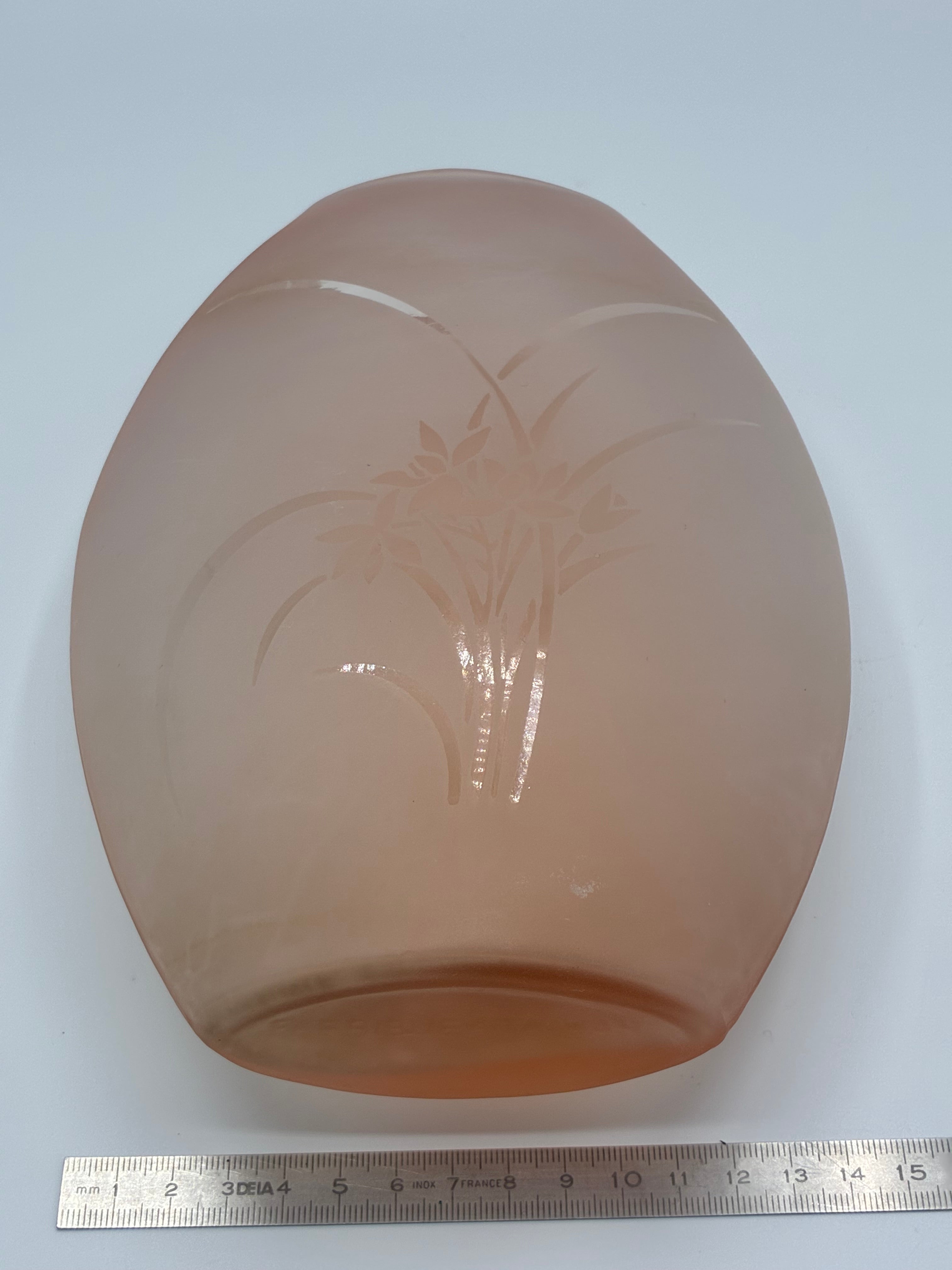 Vase verre satiné rose poudré Bergère de France – Décor gravé végétal