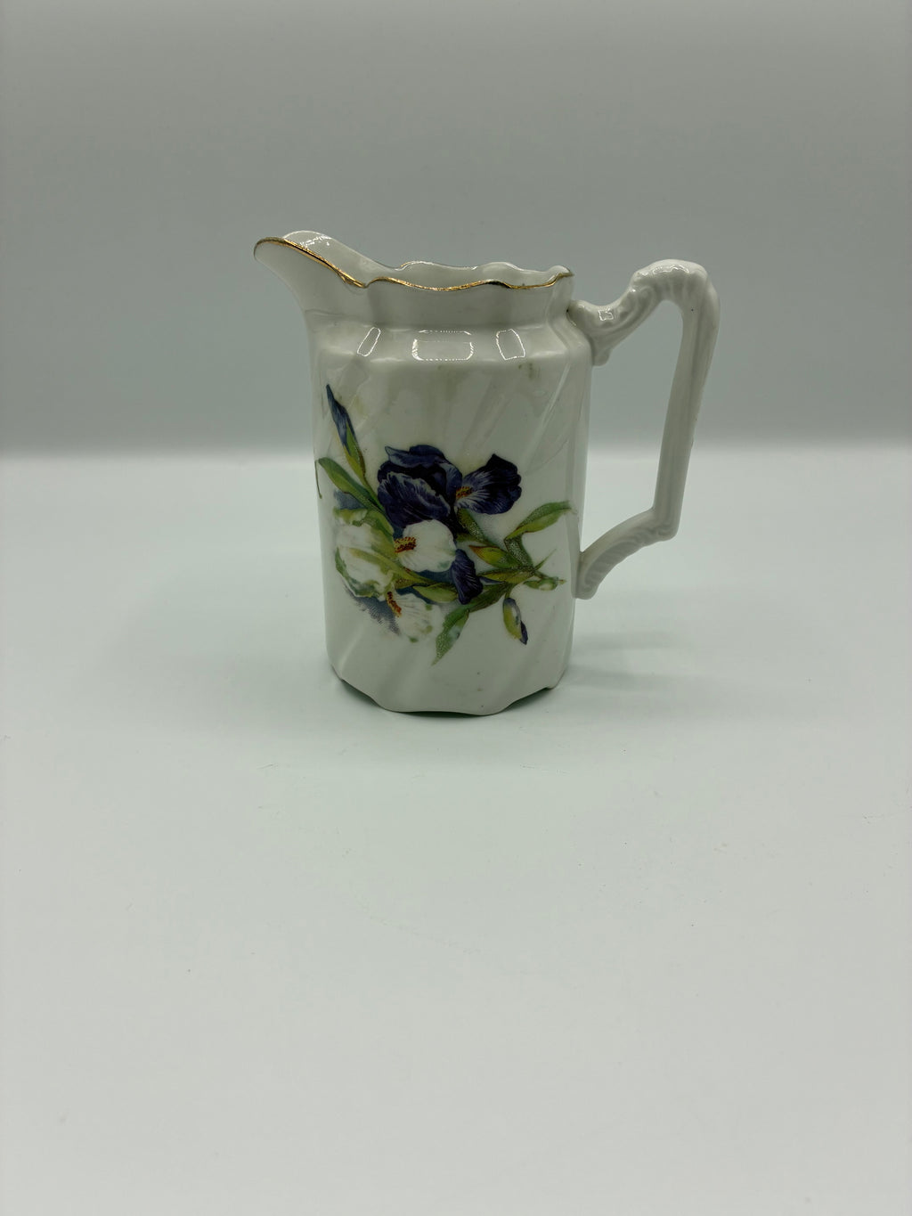 Pot a lait en faience fine Digoin – Decor iris bleu-violet et filet or – Forme octogonale torsadee