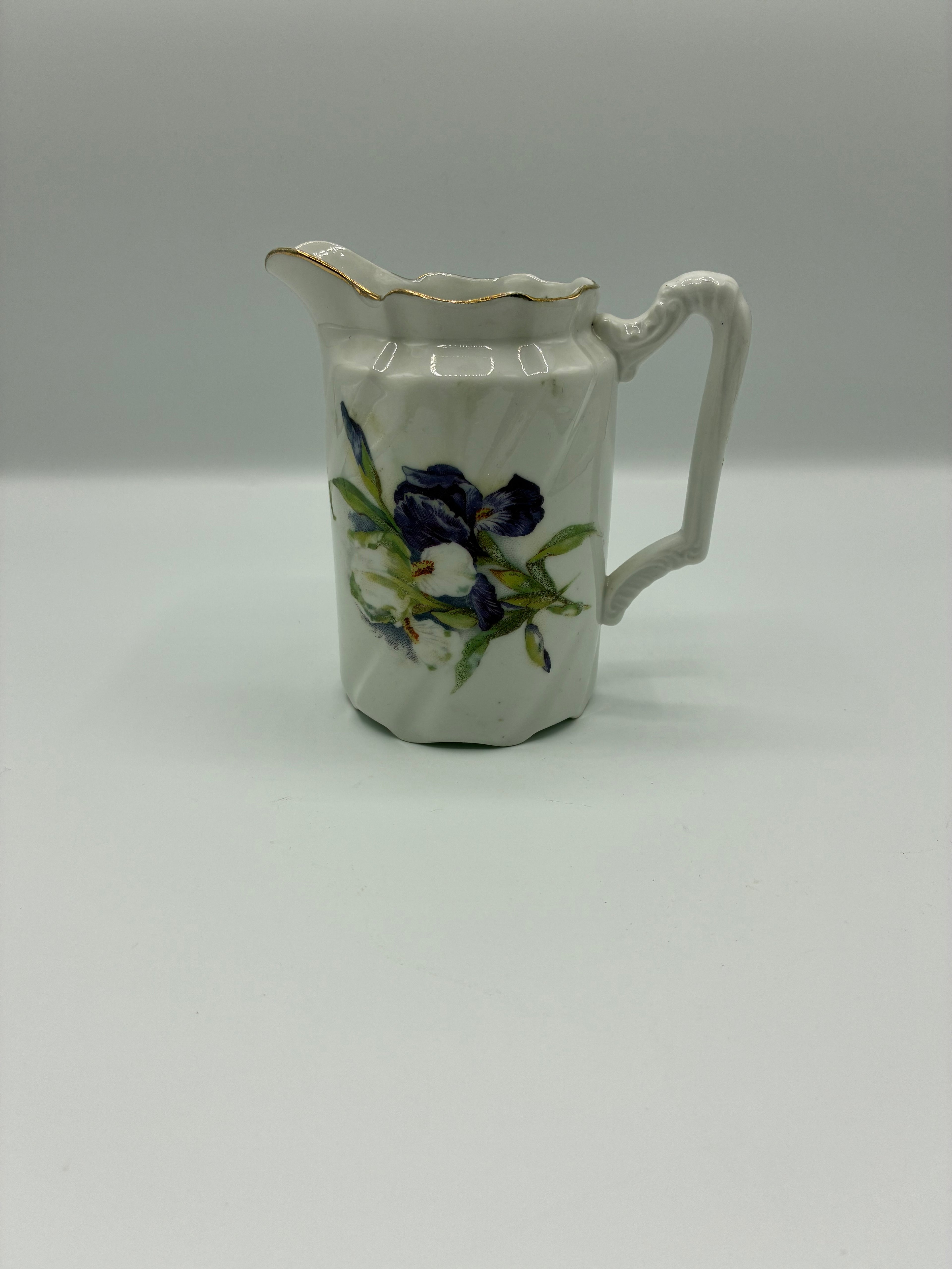 Pot a lait en faience fine Digoin – Decor iris bleu-violet et filet or – Forme octogonale torsadee