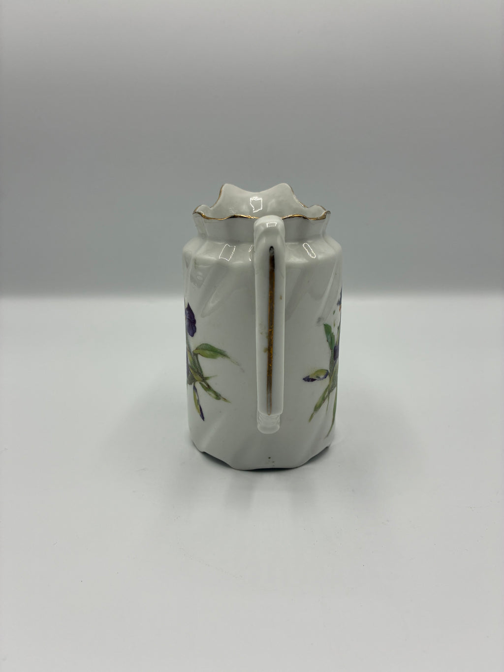 Pot a lait en faience fine Digoin – Decor iris bleu-violet et filet or – Forme octogonale torsadee