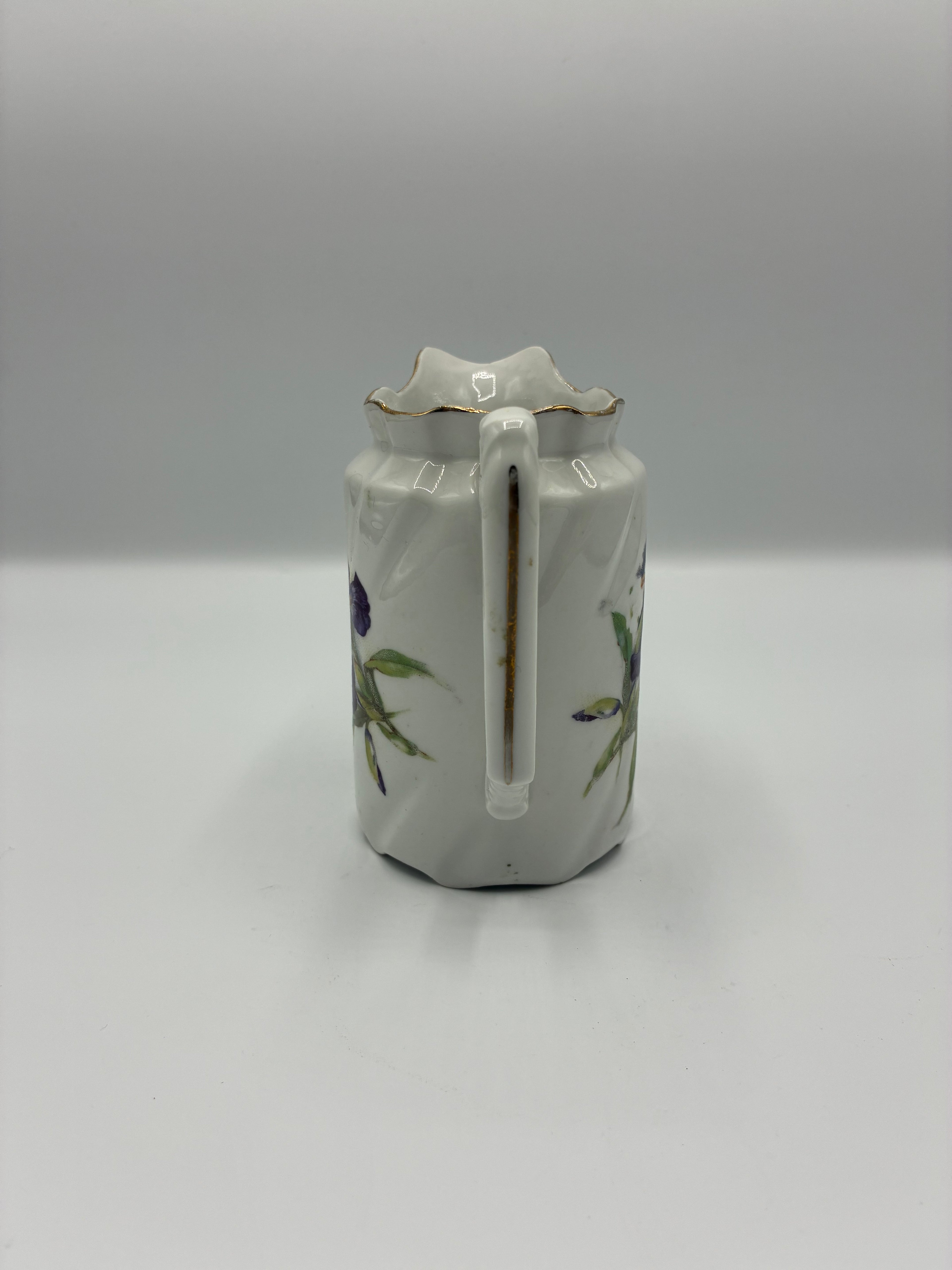Pot a lait en faience fine Digoin – Decor iris bleu-violet et filet or – Forme octogonale torsadee