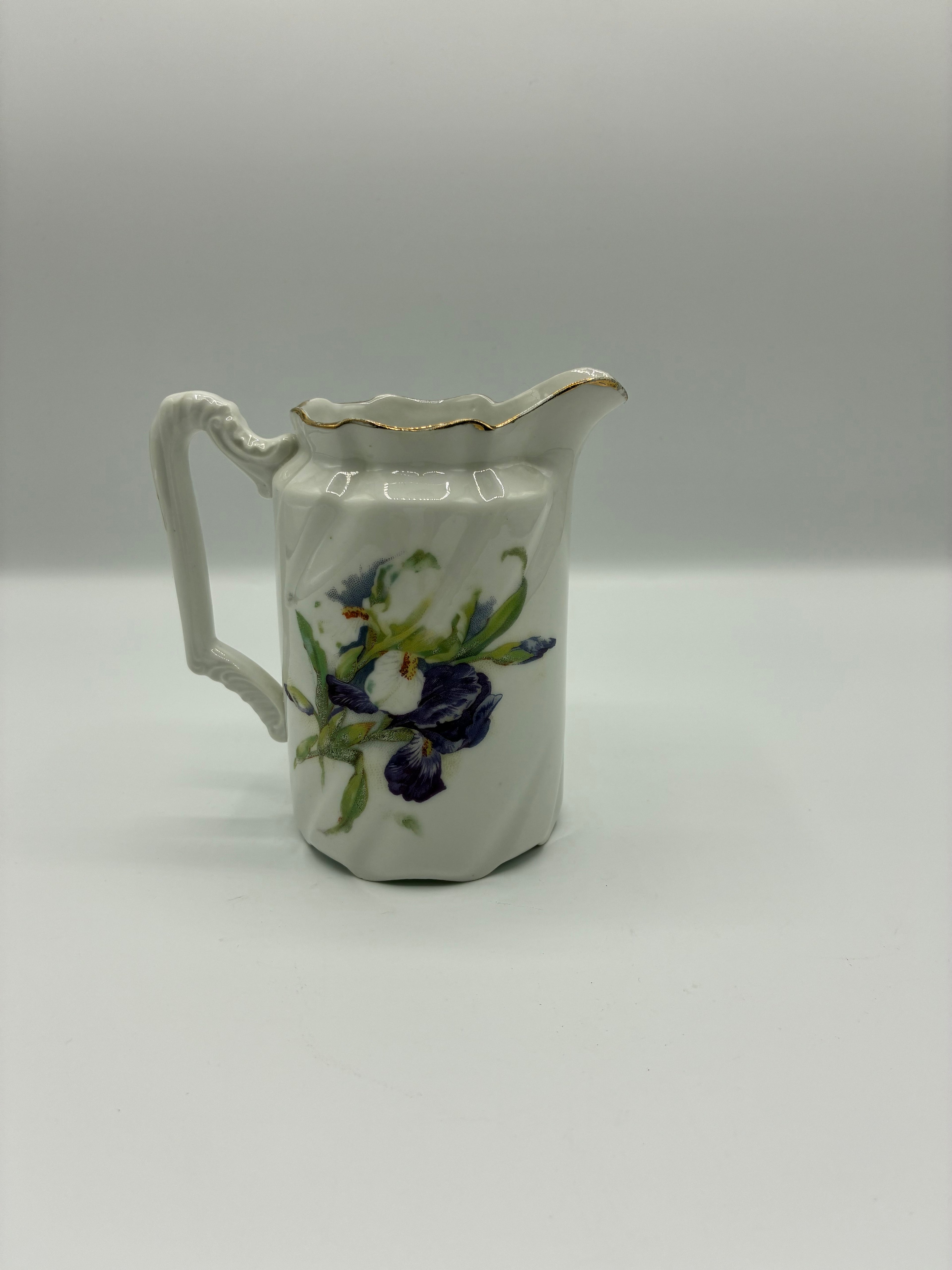 Pot a lait en faience fine Digoin – Decor iris bleu-violet et filet or – Forme octogonale torsadee