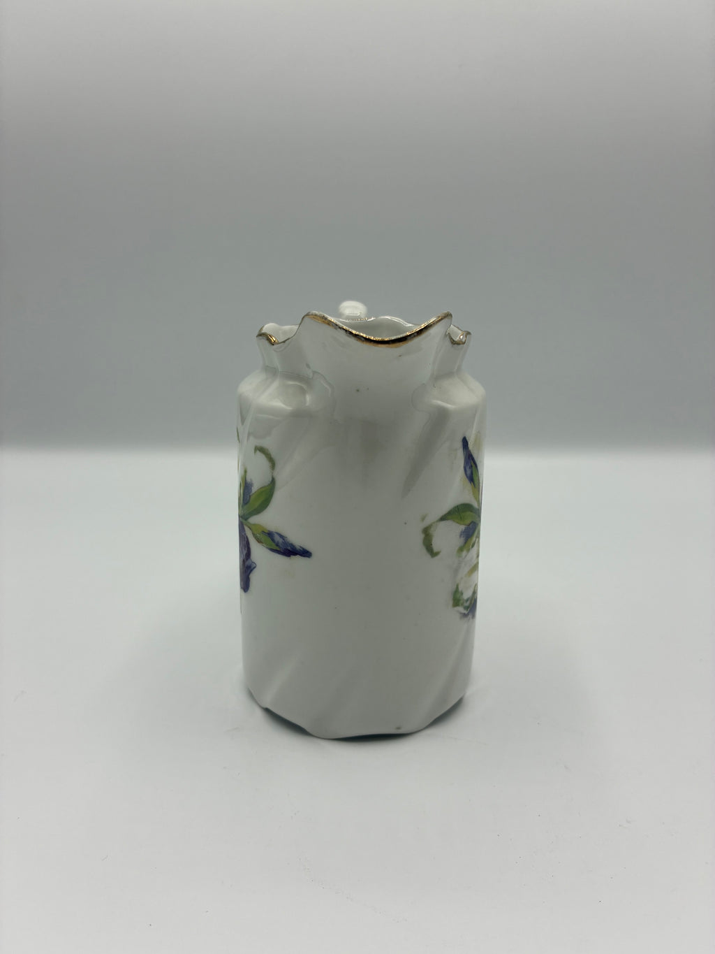 Pot a lait en faience fine Digoin – Decor iris bleu-violet et filet or – Forme octogonale torsadee