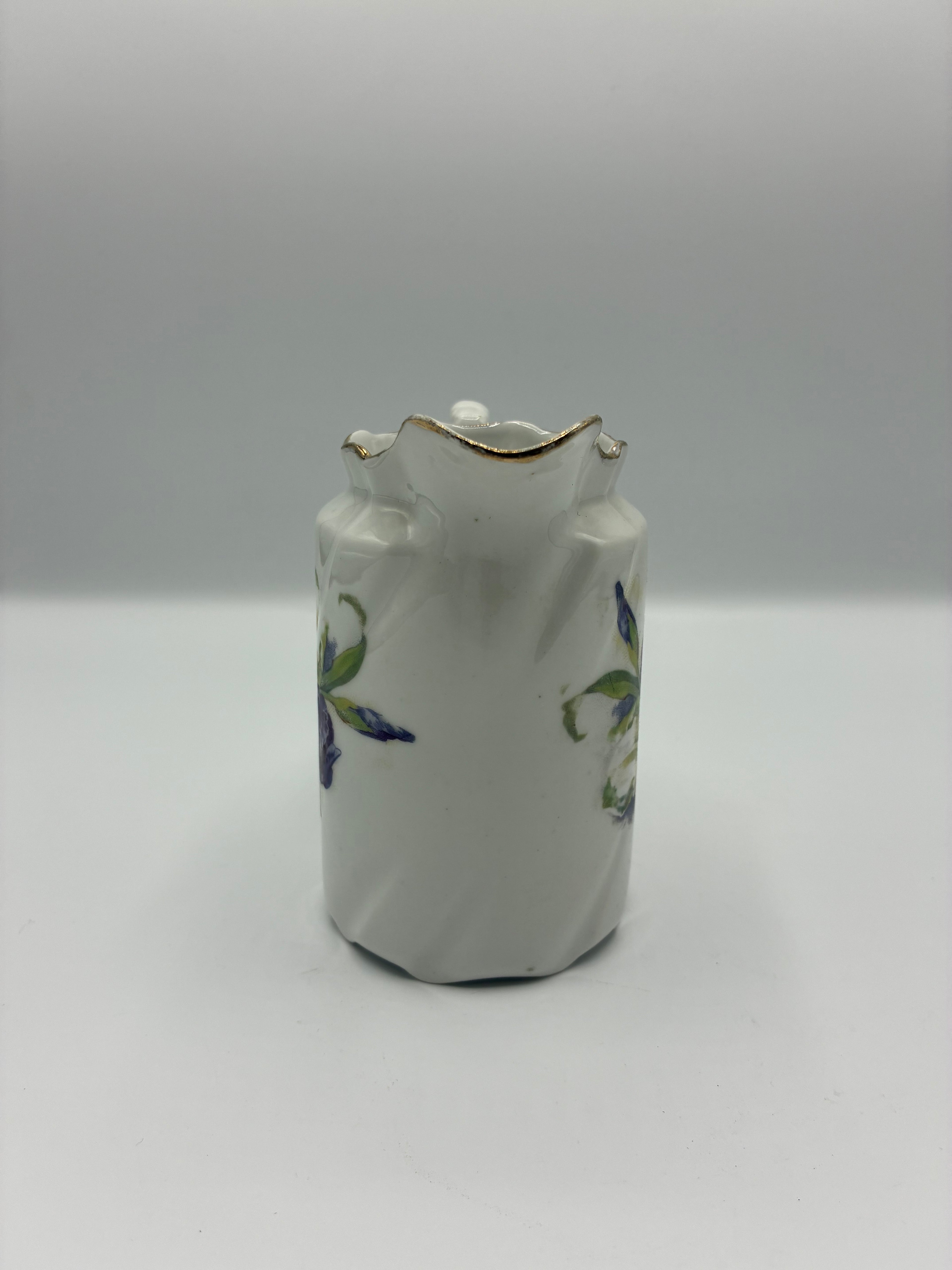 Pot a lait en faience fine Digoin – Decor iris bleu-violet et filet or – Forme octogonale torsadee