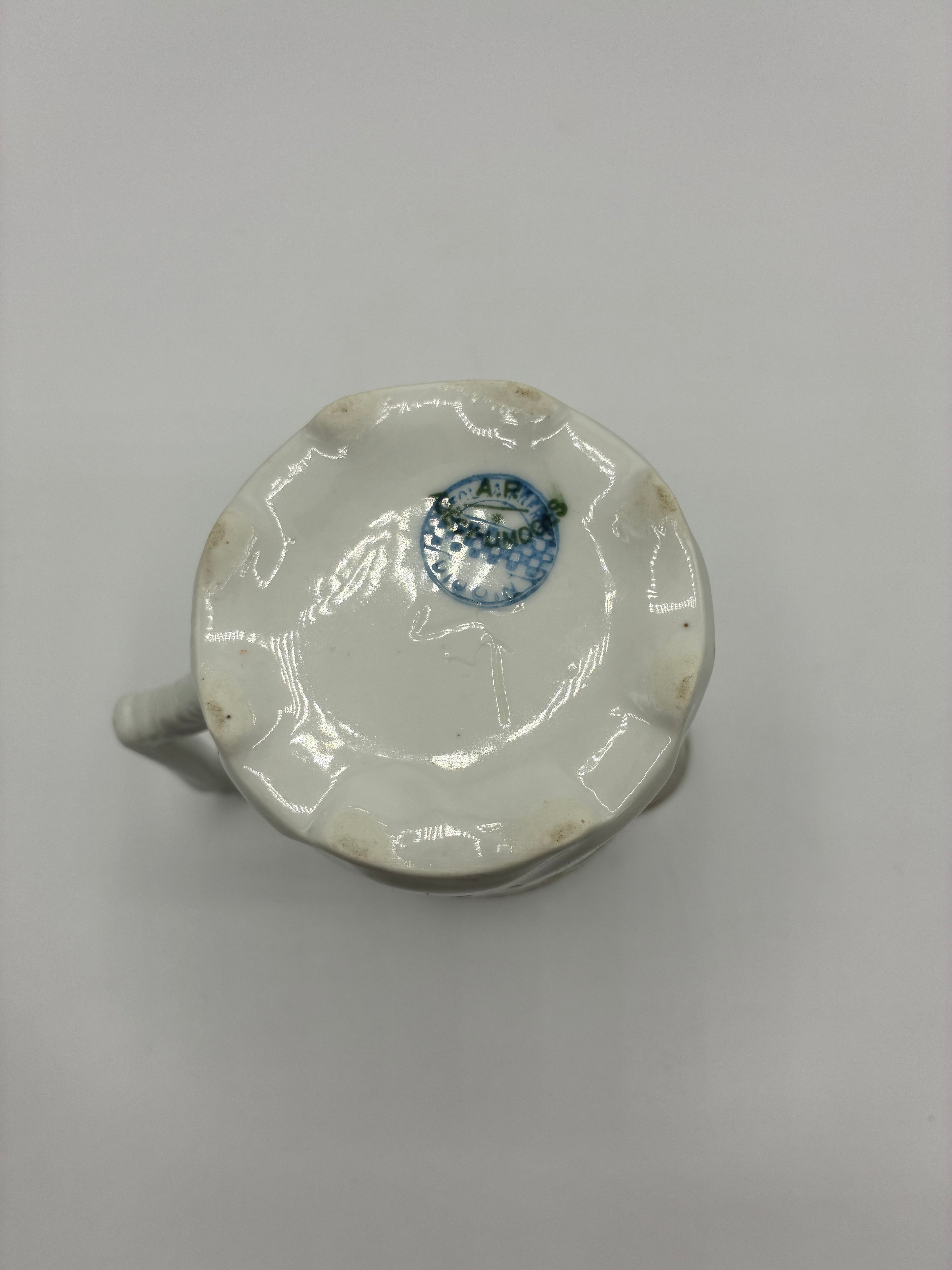 Pot a lait en faience fine Digoin – Decor iris bleu-violet et filet or – Forme octogonale torsadee