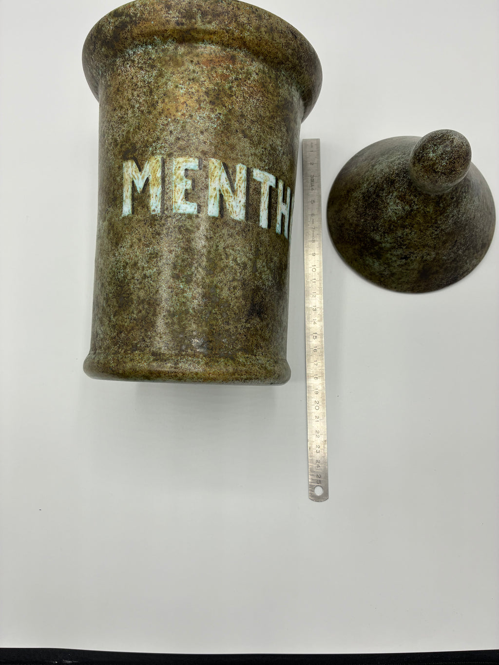 Pot d'herboristerie MENTHE – Grès tourné main signé GP – Pièce unique