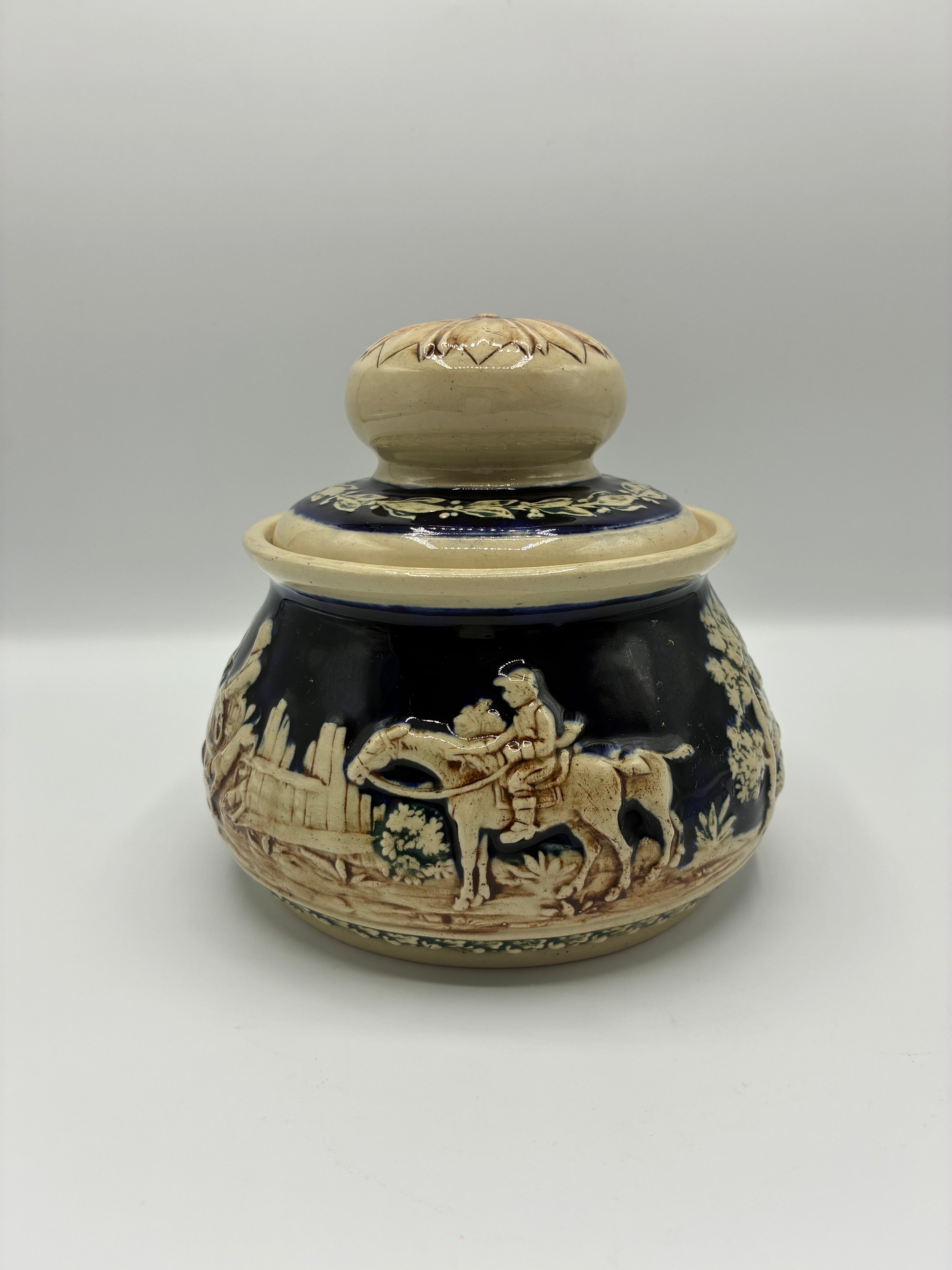 Pot à tabac en faïence allemande – Décor chasse en relief sur fond bleu cobalt – Marqué Germany – Fin XIXe siècle