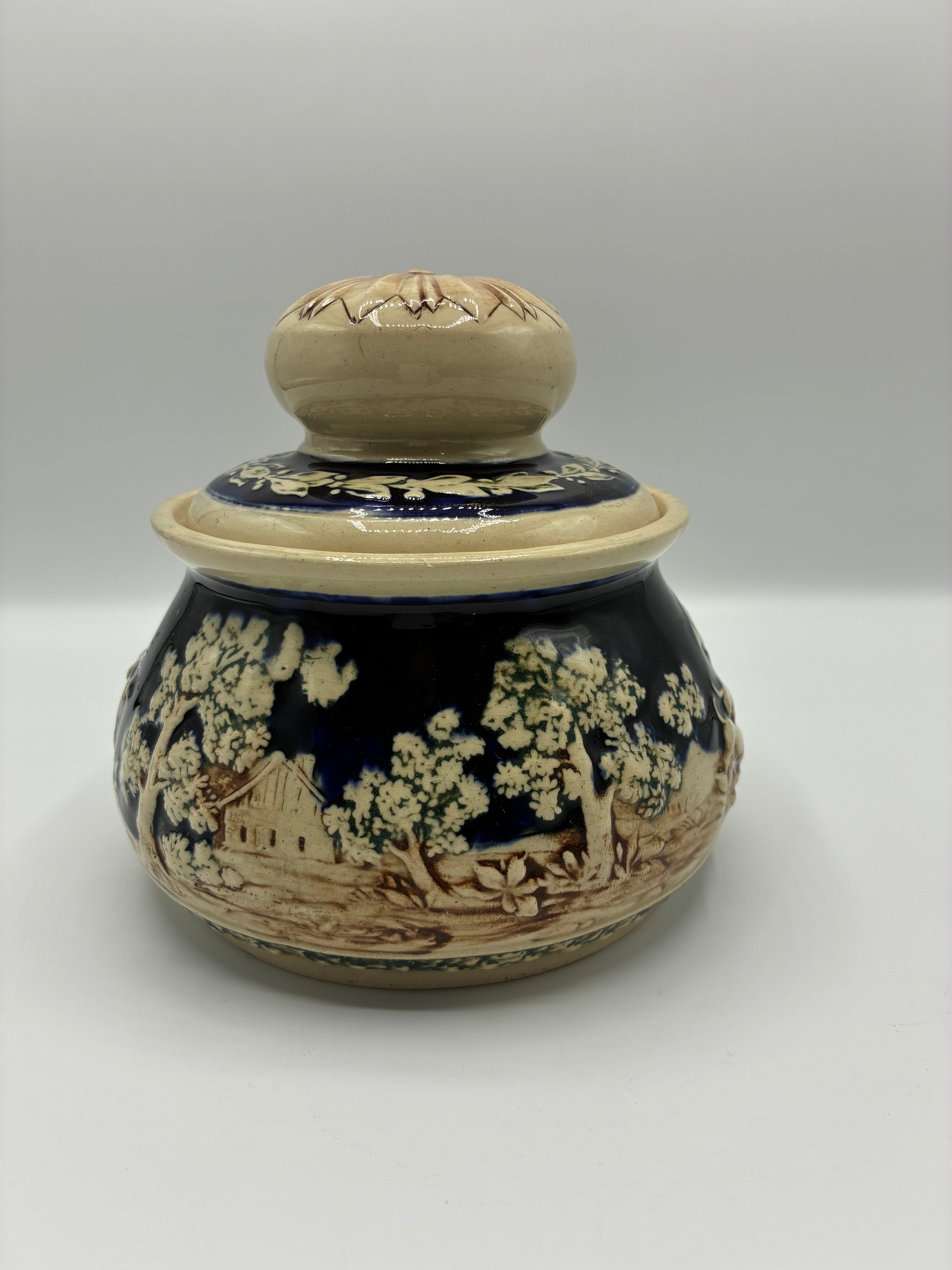 Pot à tabac en faïence allemande – Décor chasse en relief sur fond bleu cobalt – Marqué Germany – Fin XIXe siècle