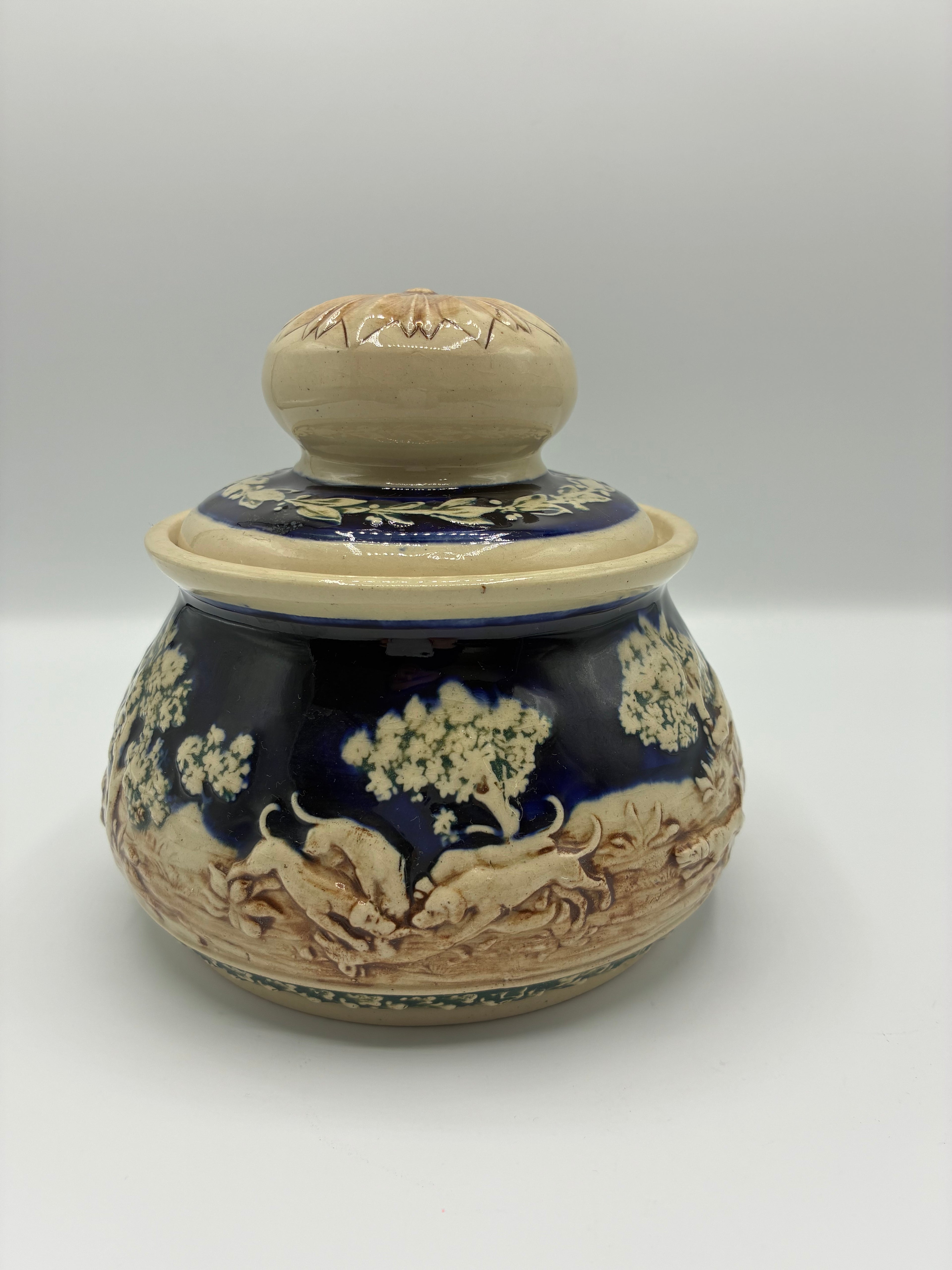 Pot à tabac en faïence allemande – Décor chasse en relief sur fond bleu cobalt – Marqué Germany – Fin XIXe siècle