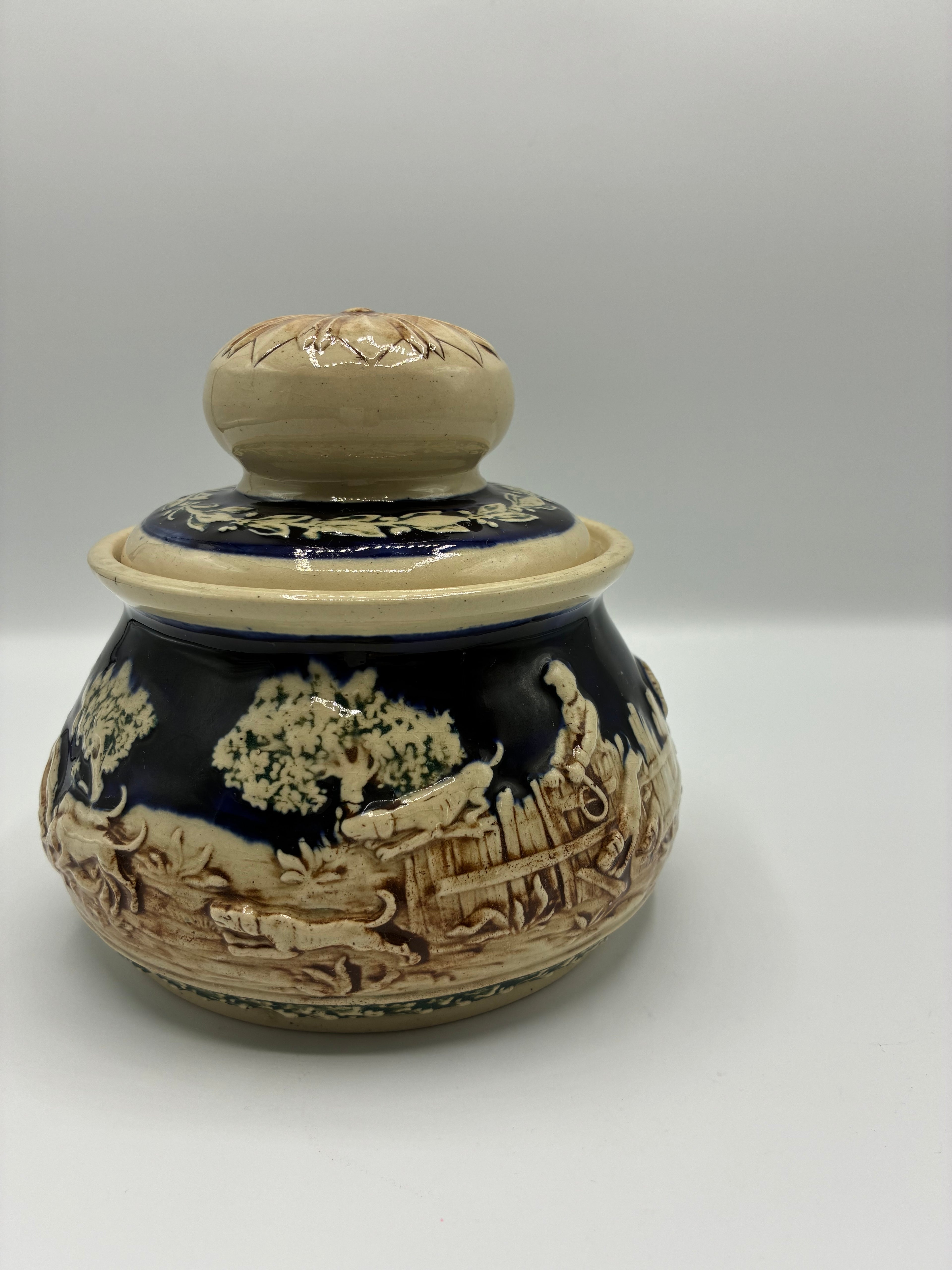 Pot à tabac en faïence allemande – Décor chasse en relief sur fond bleu cobalt – Marqué Germany – Fin XIXe siècle