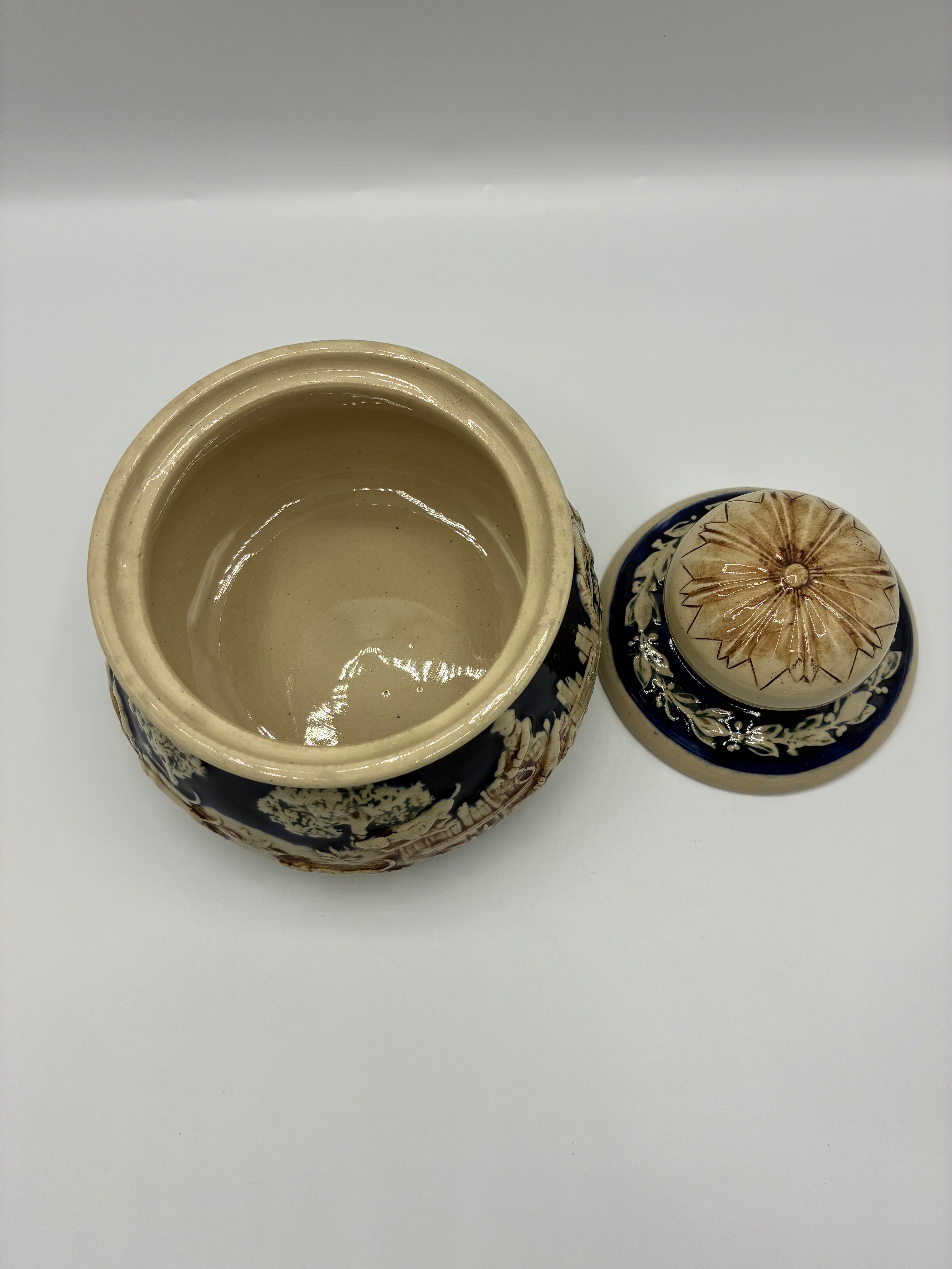 Pot à tabac en faïence allemande – Décor chasse en relief sur fond bleu cobalt – Marqué Germany – Fin XIXe siècle