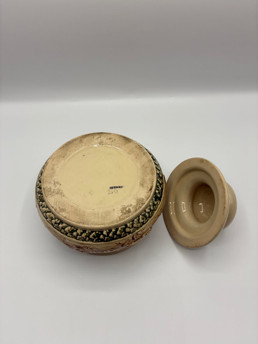 Pot à tabac en faïence allemande – Décor chasse en relief sur fond bleu cobalt – Marqué Germany – Fin XIXe siècle