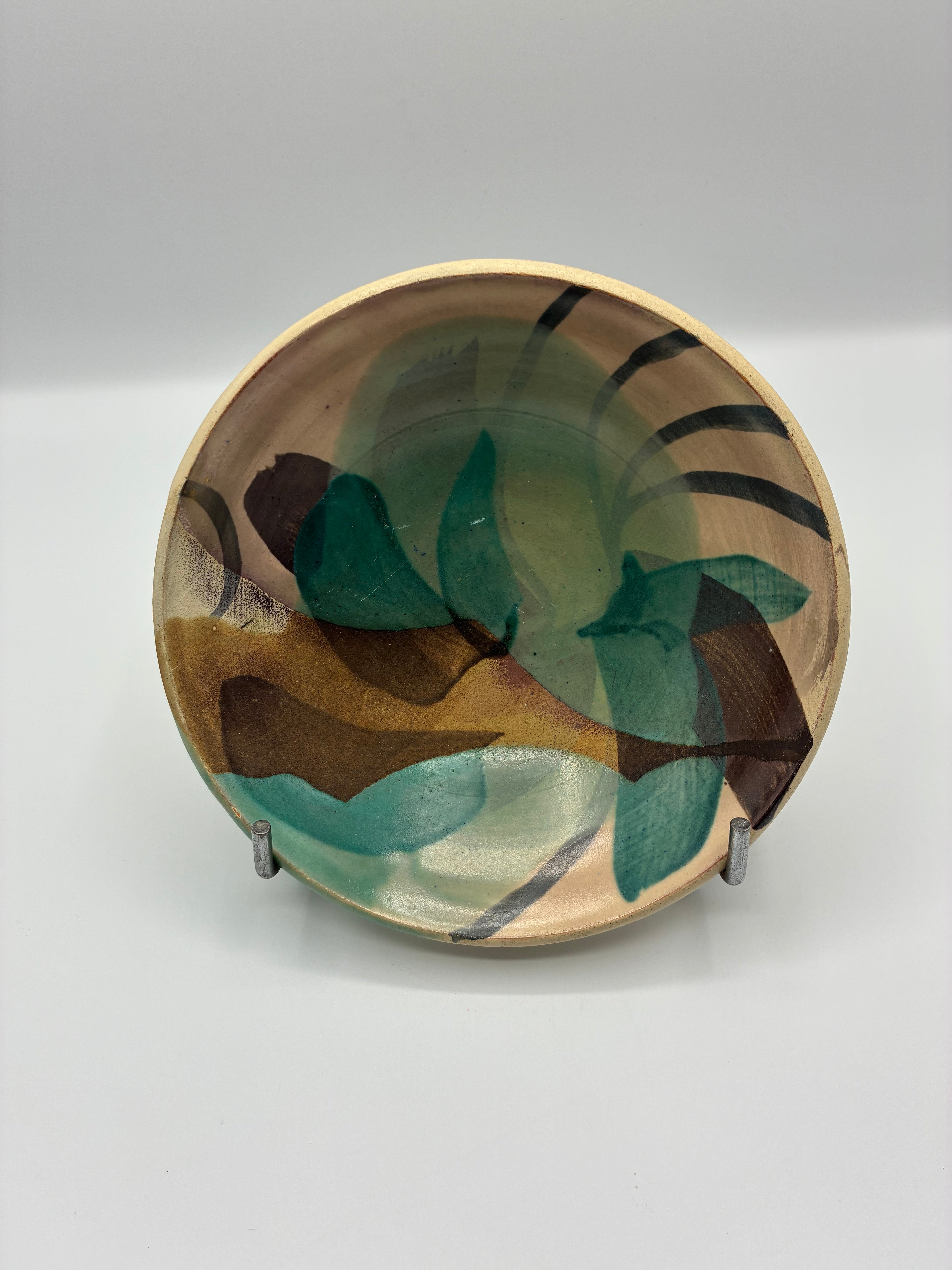 Ravier en céramique artisanale – Décor peint à la main vert et brun – Signé et daté 1989