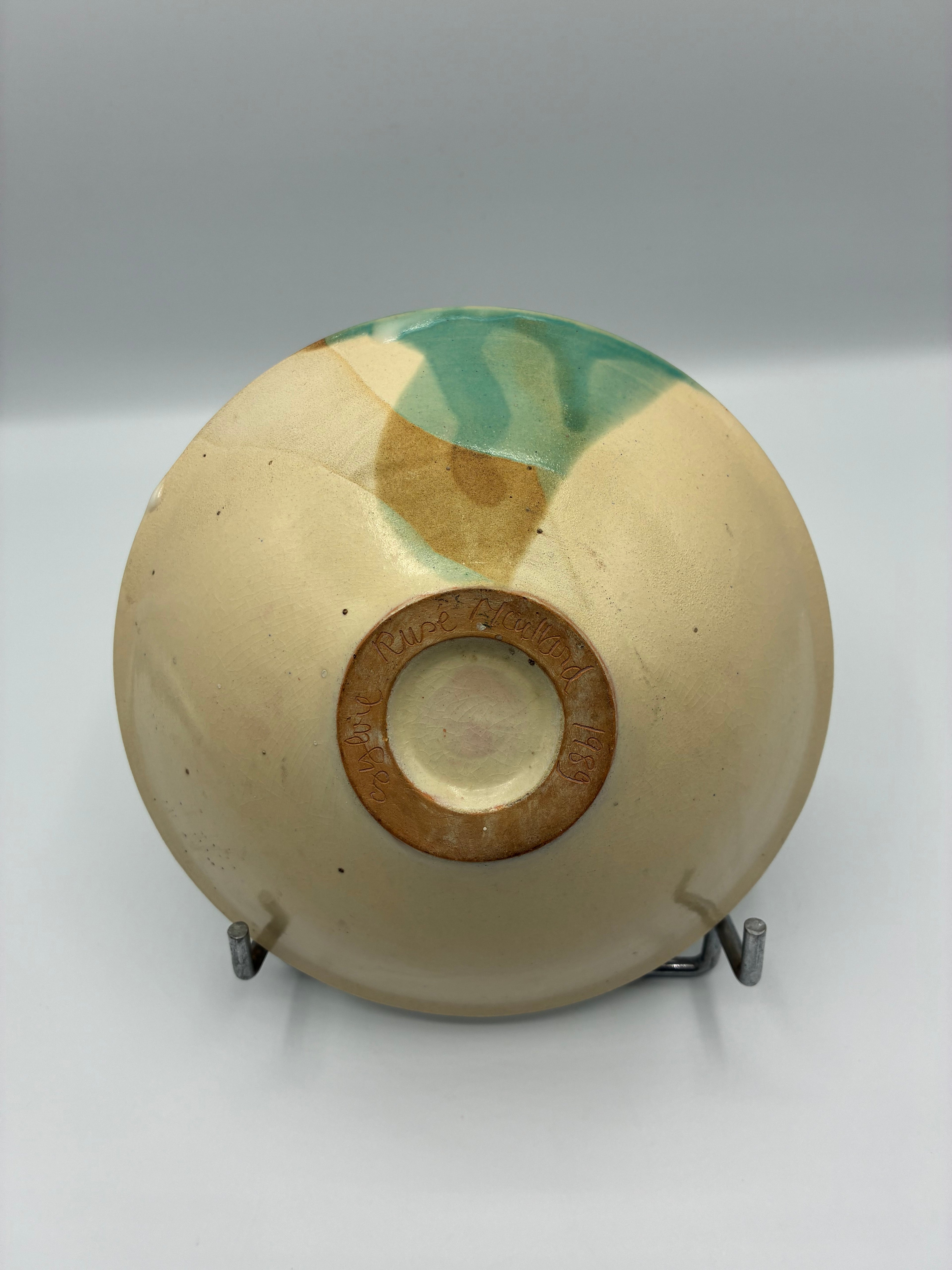 Ravier en céramique artisanale – Décor peint à la main vert et brun – Signé et daté 1989