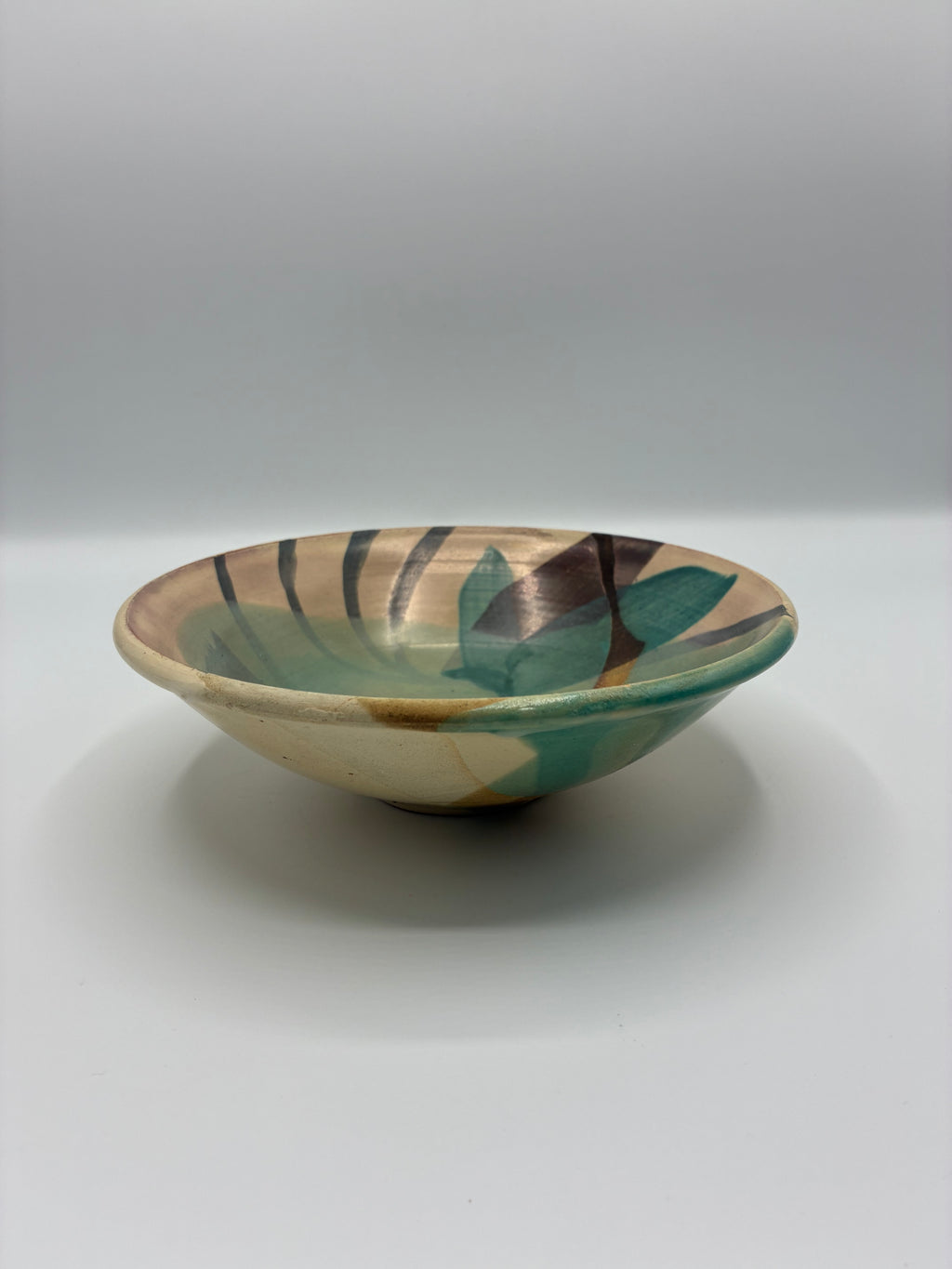 Ravier en céramique artisanale – Décor peint à la main vert et brun – Signé et daté 1989