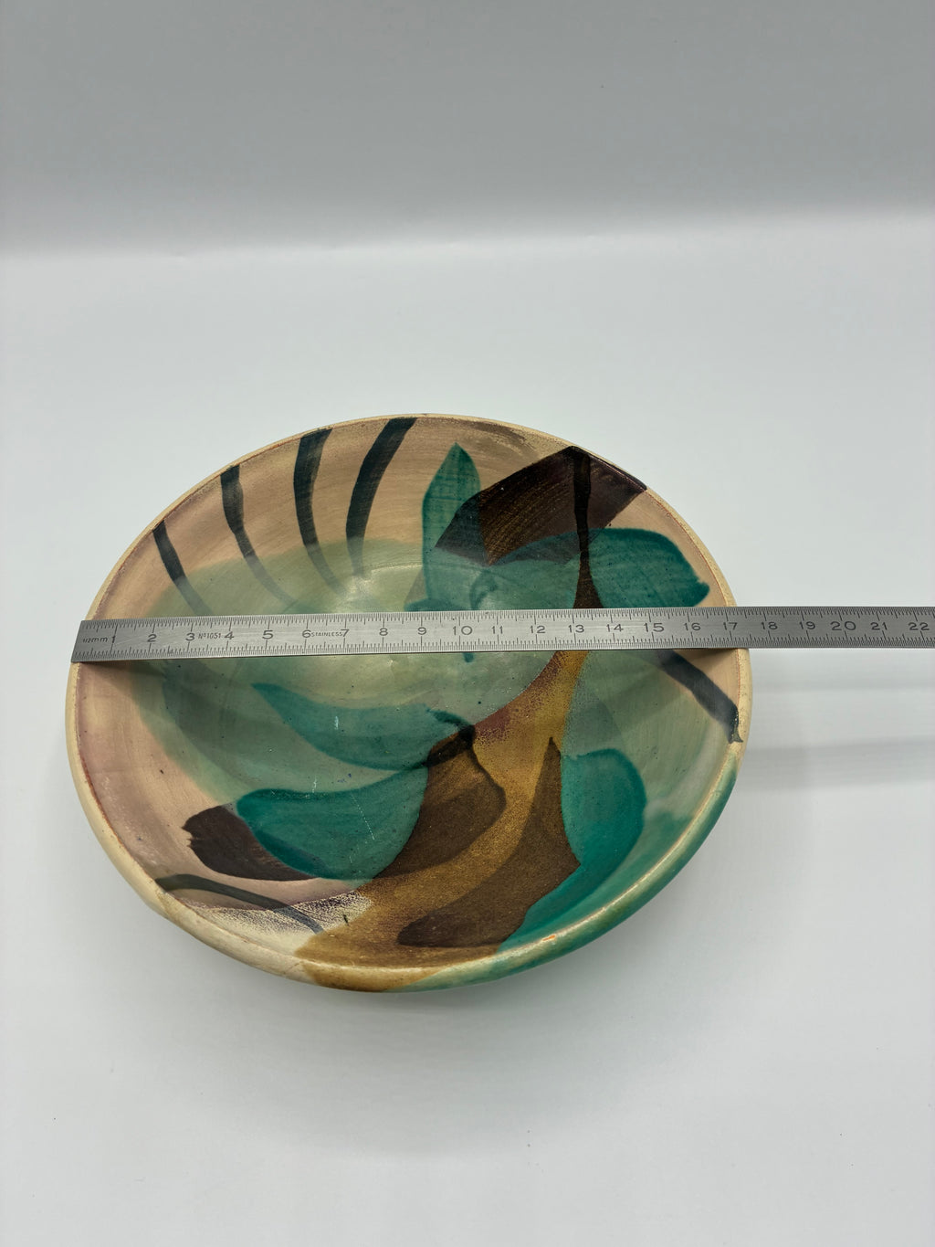 Ravier en céramique artisanale – Décor peint à la main vert et brun – Signé et daté 1989