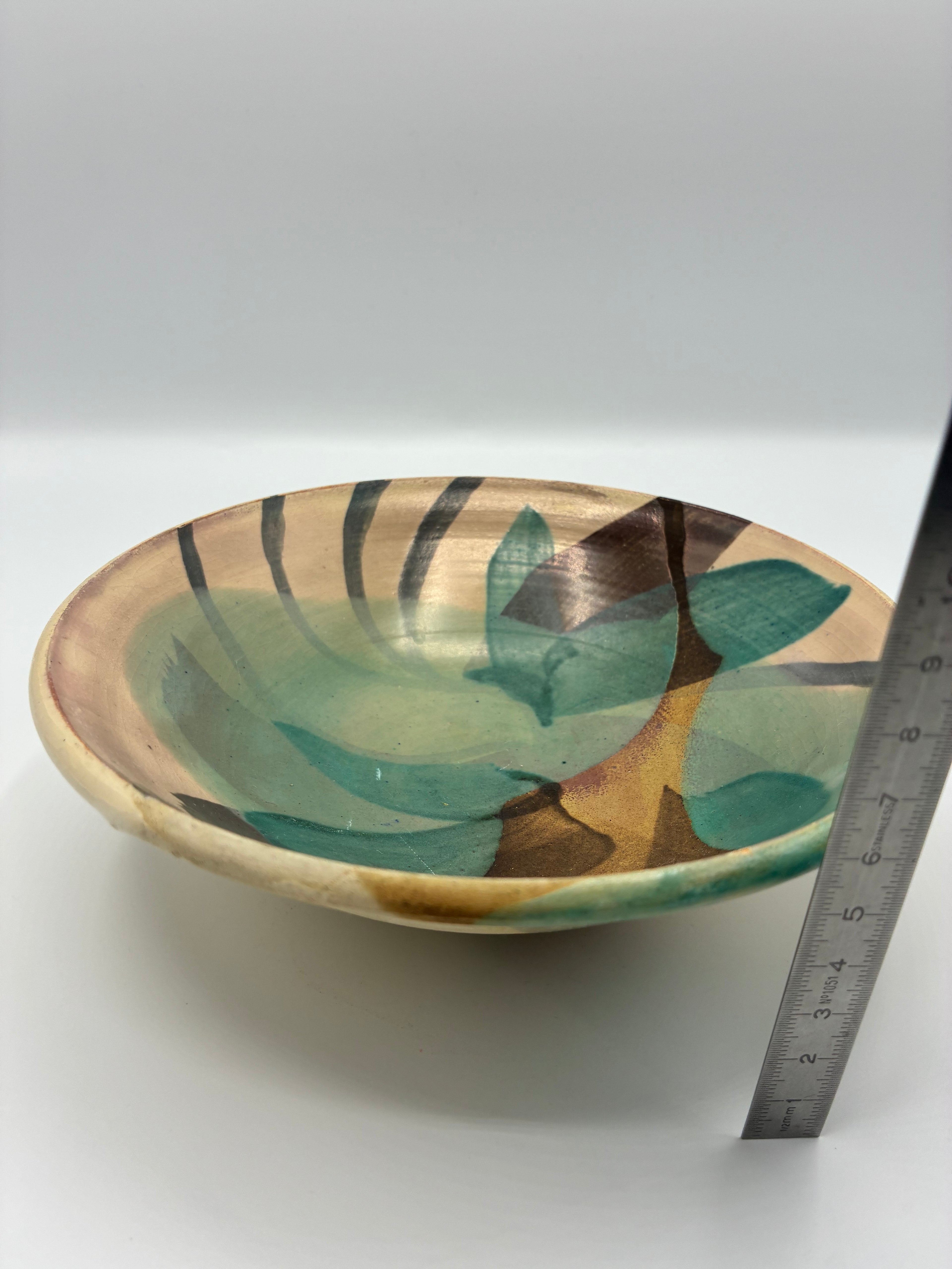 Ravier en céramique artisanale – Décor peint à la main vert et brun – Signé et daté 1989