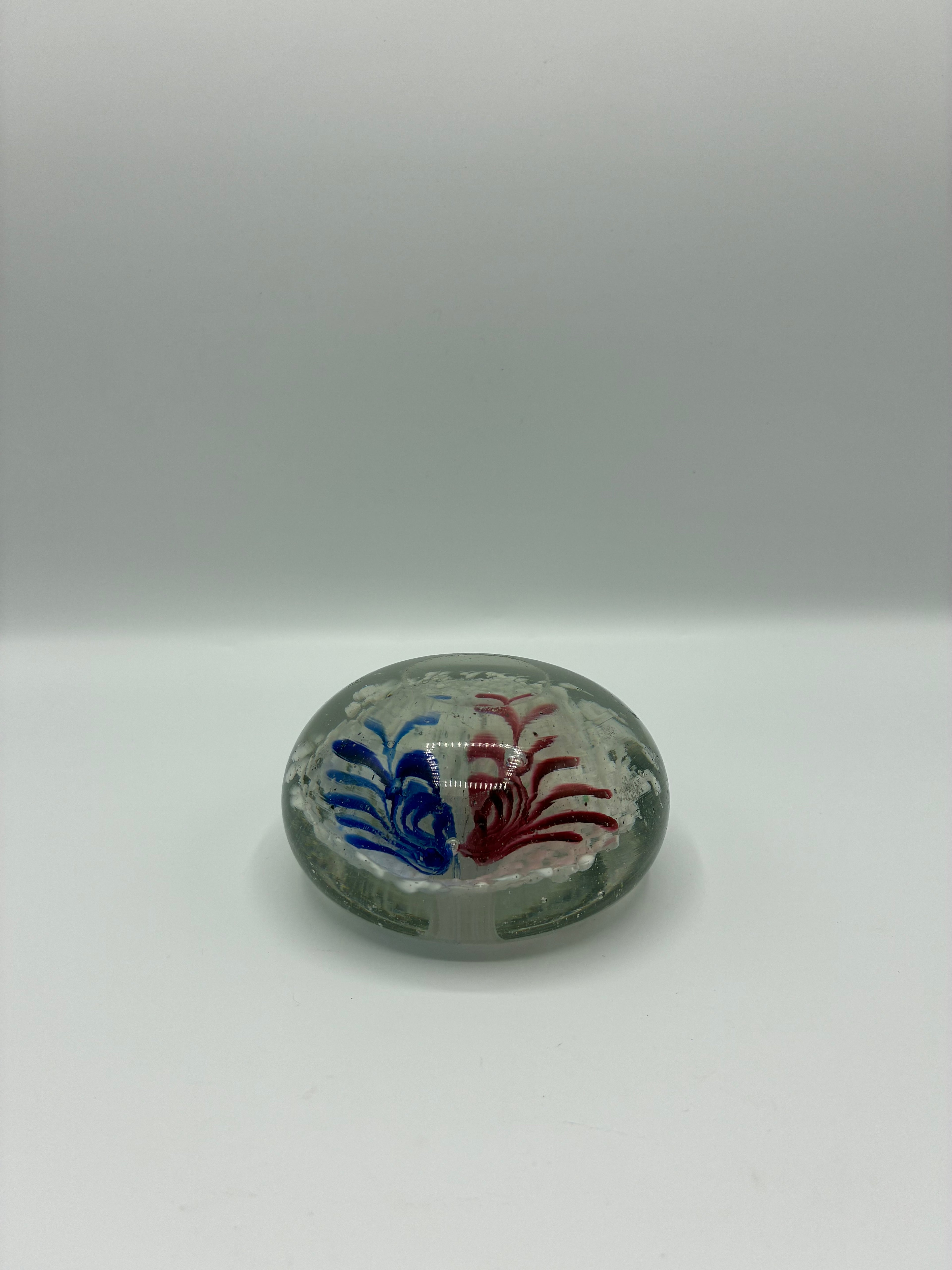 Presse-papier en verre soufflé – Inclusions plumes bleu et rouge – Fond neigeux – Artisanal XXe siècle