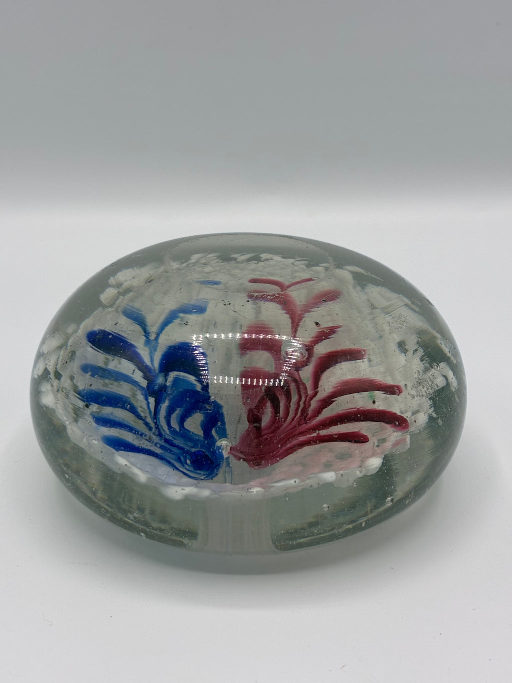Presse-papier en verre soufflé – Inclusions plumes bleu et rouge – Fond neigeux – Artisanal XXe siècle