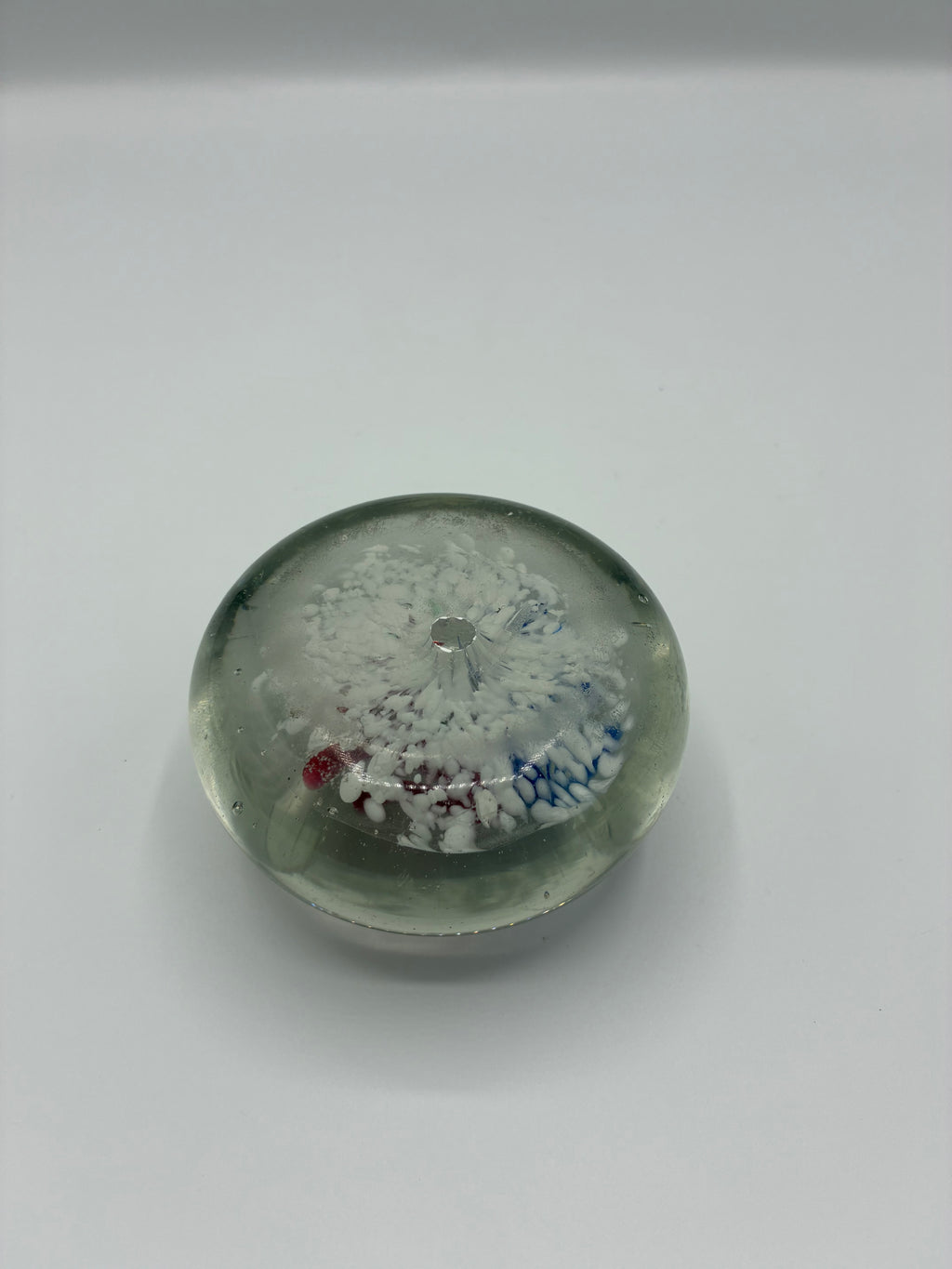 Presse-papier en verre soufflé – Inclusions plumes bleu et rouge – Fond neigeux – Artisanal XXe siècle